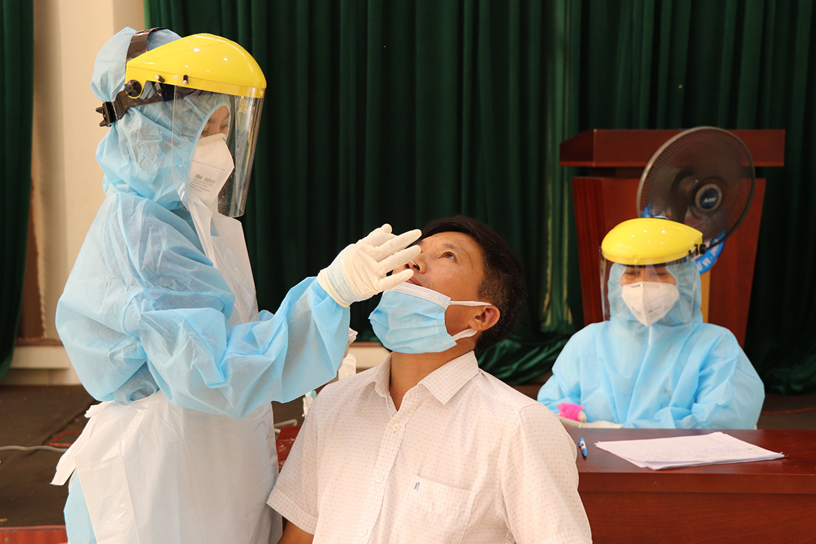 Nhân viên y tế lấy mẫu xét nghiệm sàng lọc SARS-CoV-2 cho những người thuộc đối tượng có nguy cơ cao trên địa bàn xã Bình Ba.