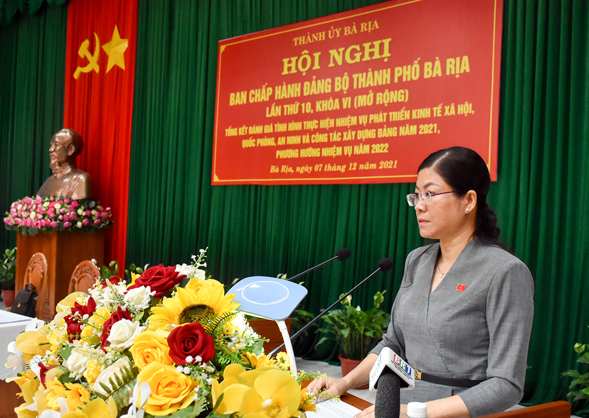 Bà Lê Thị Thủy, Phó Bí thư thường trực Thành ủy Bà Rịa báo cáo tình hình thực hiện nhiệm vụ của Đảng bộ TP. Bà Rịa năm 2021 và phương hướng, nhiệm vụ năm 2022.