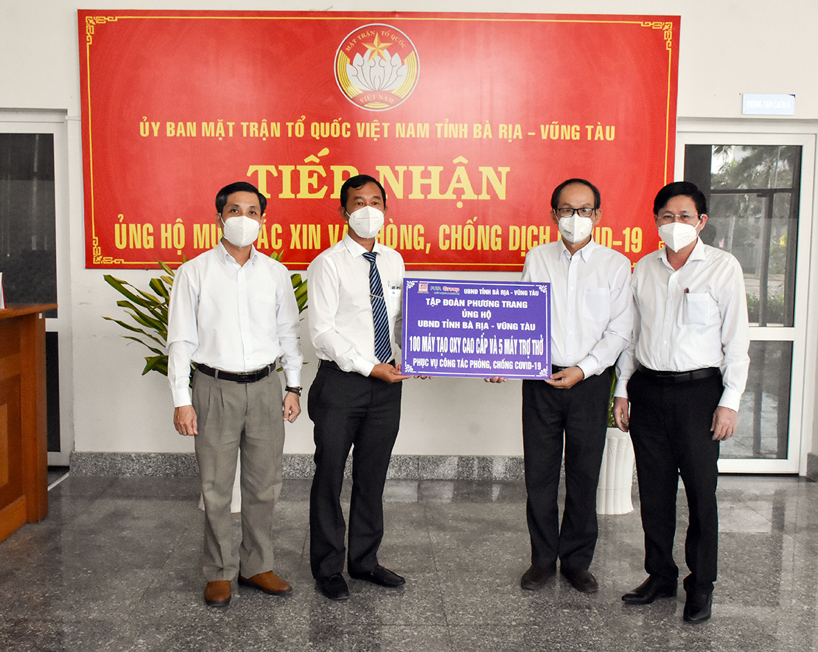 Đại diện Tập đoàn Phương Trang (thứ hai từ trái qua) trao bảng tượng trưng tặng 100 máy tạo oxy và 5 máy trợ thở cho tỉnh BR-VT.