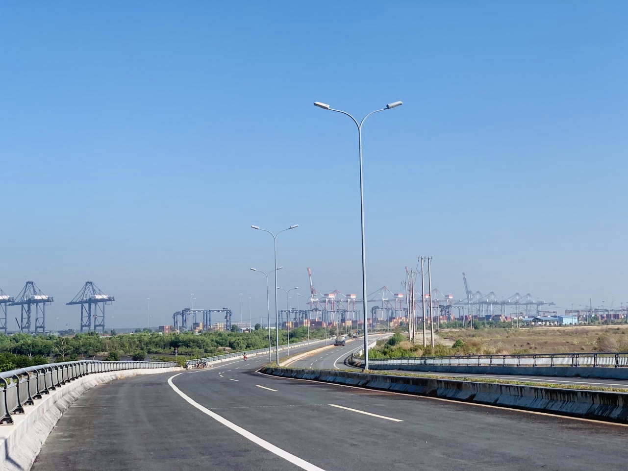 Đường liên cảng Cái Mép - Thị Vải vừa hoàn thành trong năm 2020 góp phần hoàn thiện hạ tầng sau cảng, góp phần phát huy tiềm năng của hệ thống cảng biển Bà Rịa- Vũng Tàu, phục vụ cho vùng kinh tế trọng điểm phía Nam.