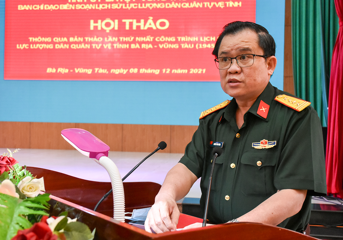 Đại tá Nguyễn Tâm Hùng, Chỉ huy trưởng Bộ CHQS tỉnh phát biểu tại Hội thảo.