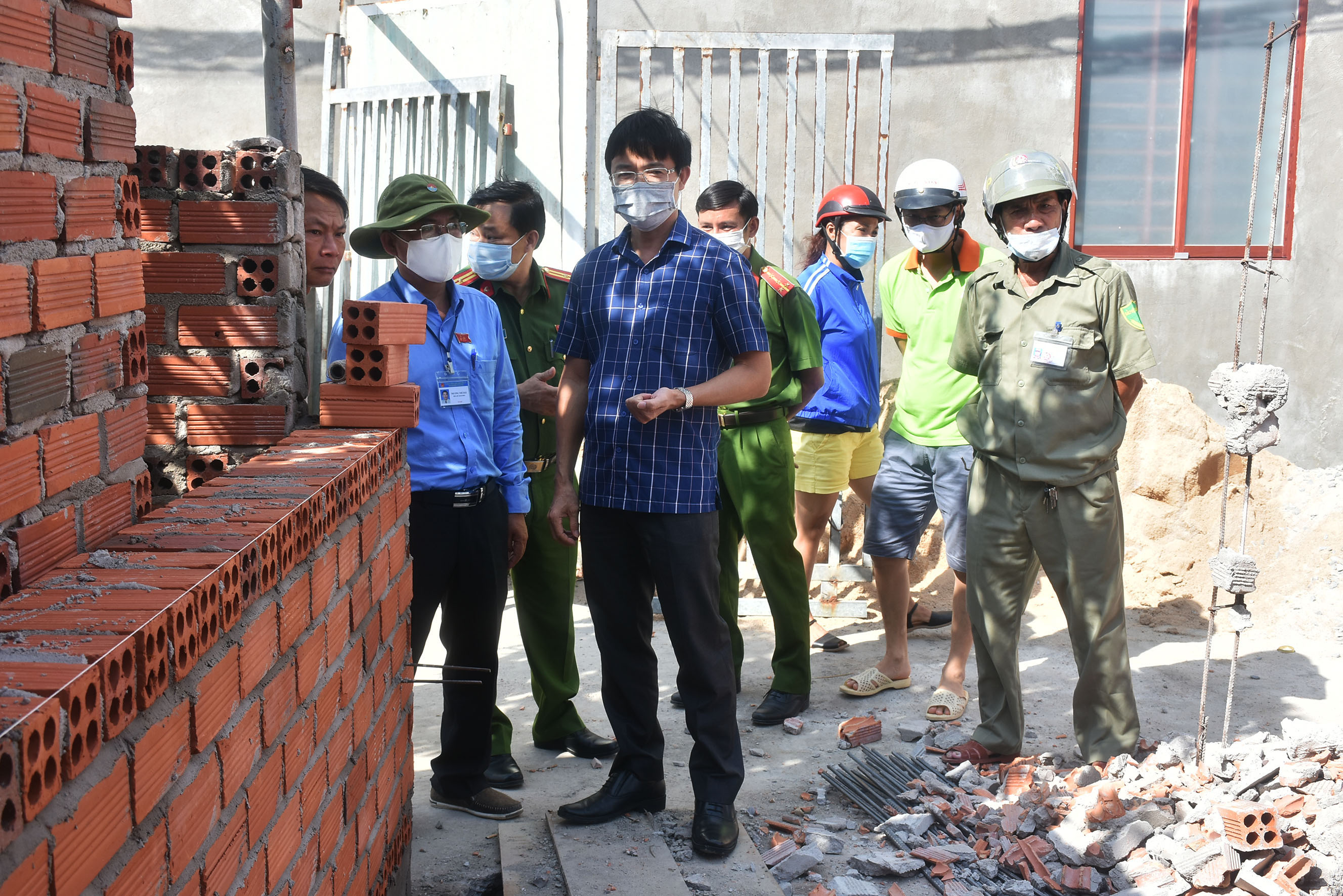 Ông Vũ Hồng Thuấn, Phó Chủ tịch UBND TP.Vũng Tàu (áo sọc) kiểm tra việc xây dựng tại hẻm 78, Đô Lương, phường 11, TP.Vũng Tàu.