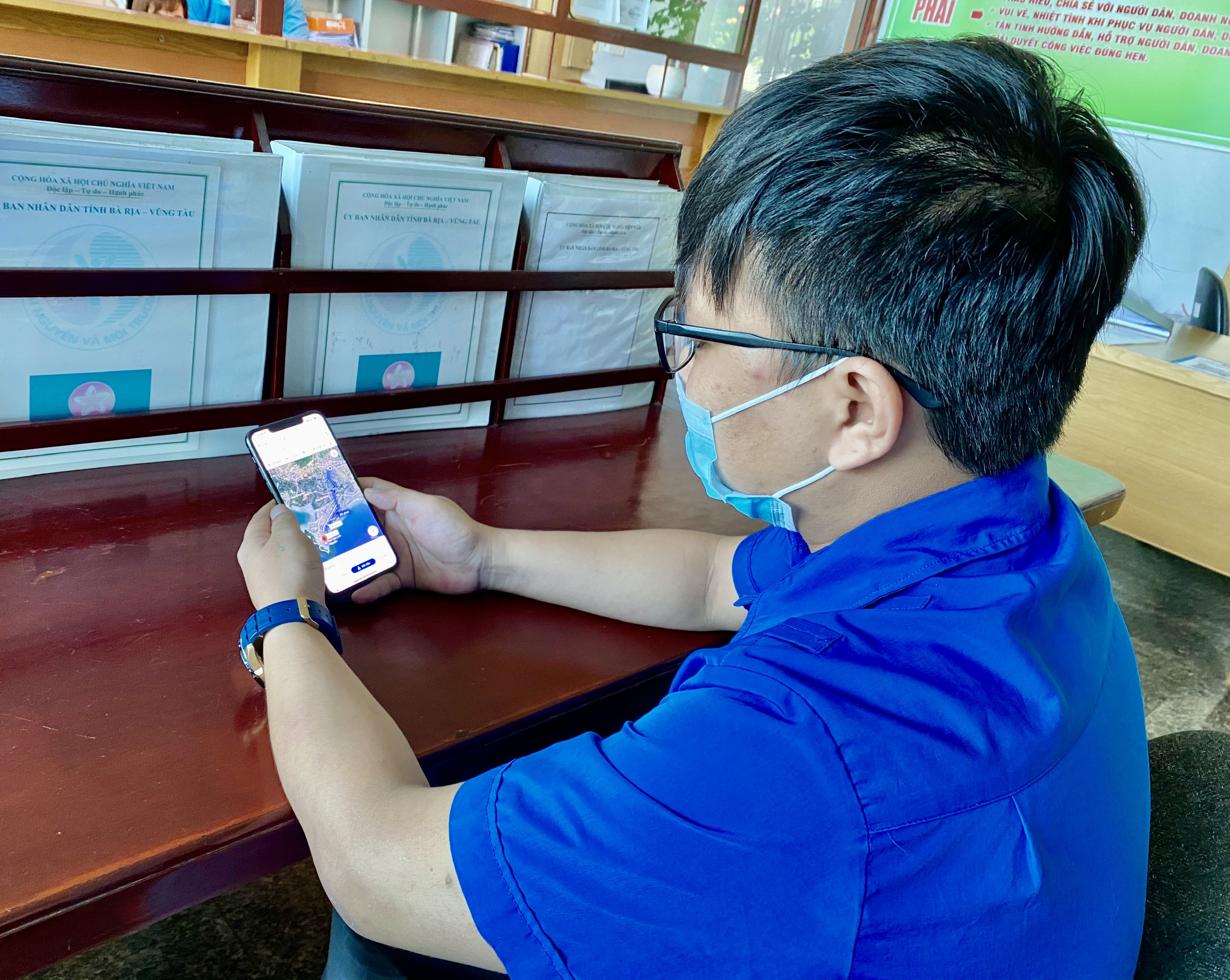 Người dân sử dụng ứng dụng “Sổ tay quản lý đất đai”, một trong những ứng dụng trong quá trình xây dựng chuyển đổi số, ĐTTM của Sở TN-MT.