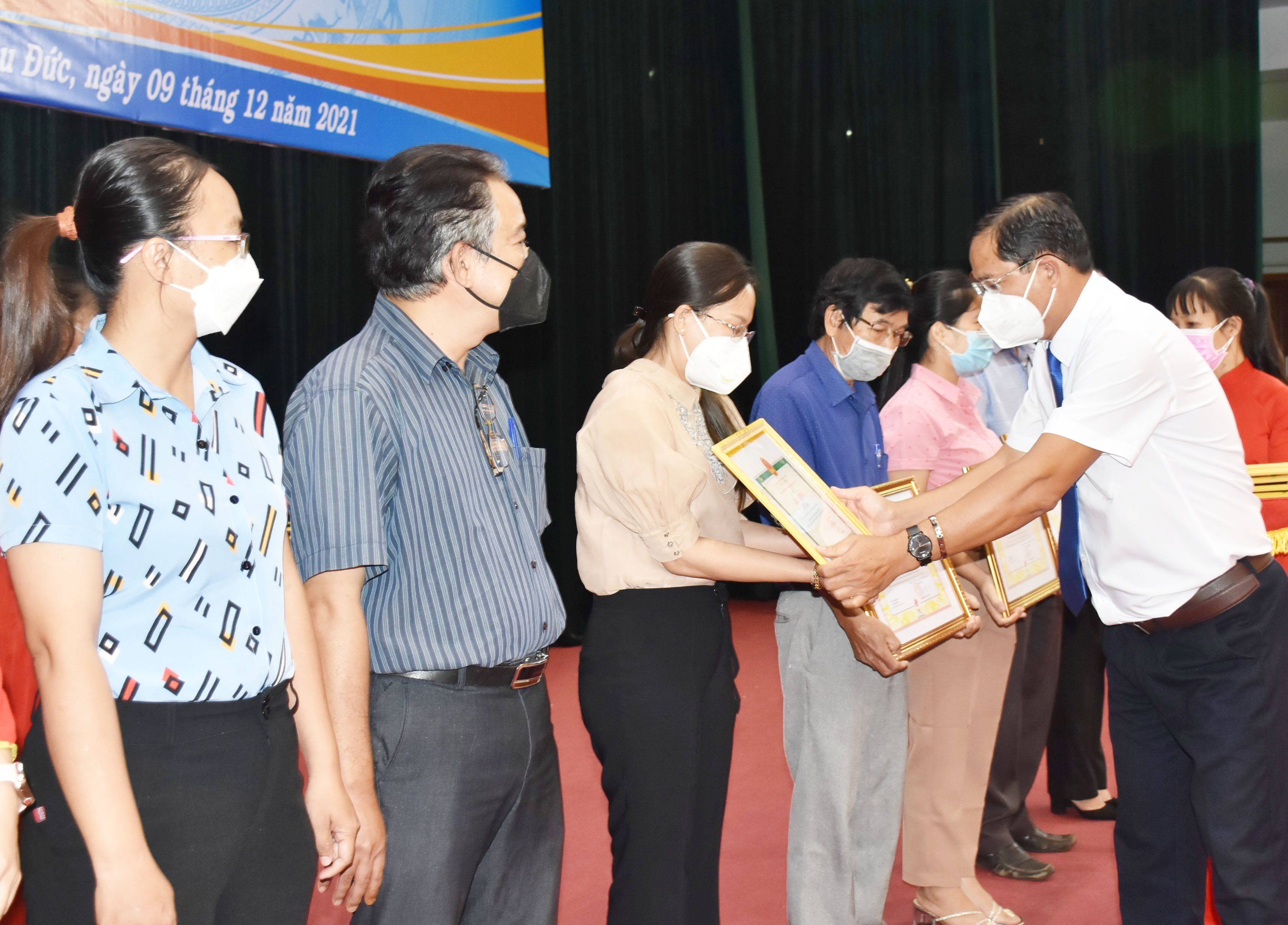 Ông Nguyễn Tấn Bản, Phó Bí thư Thường trực Huyện ủy Châu Đức  trao Bằng khen của Bộ VHTTDL và UBND tỉnh cho các tập thể đạt  thành tích xuất sắc trong phong trào 