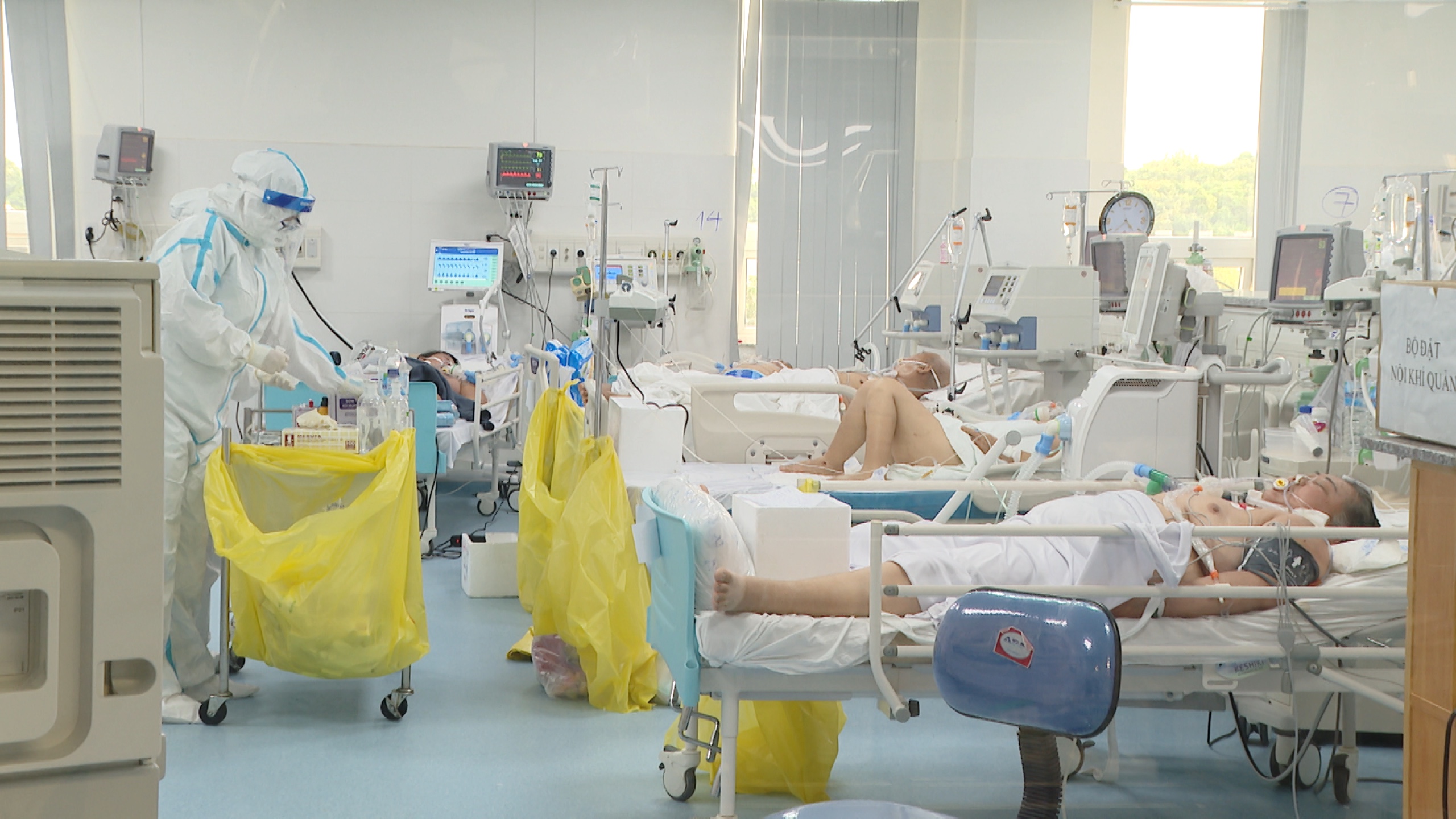 Bác sĩ điều trị cho các bệnh nhân nặng tại Trung tâm hồi sức tích cực Bệnh viện Vũng Tàu.