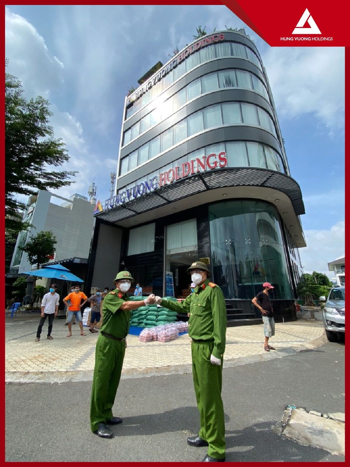 Hưng Vượng Holdings hỗ trợ 200 phần quà cho người dân khó khăn tại xã Bà Điểm -  huyện Hóc Môn.