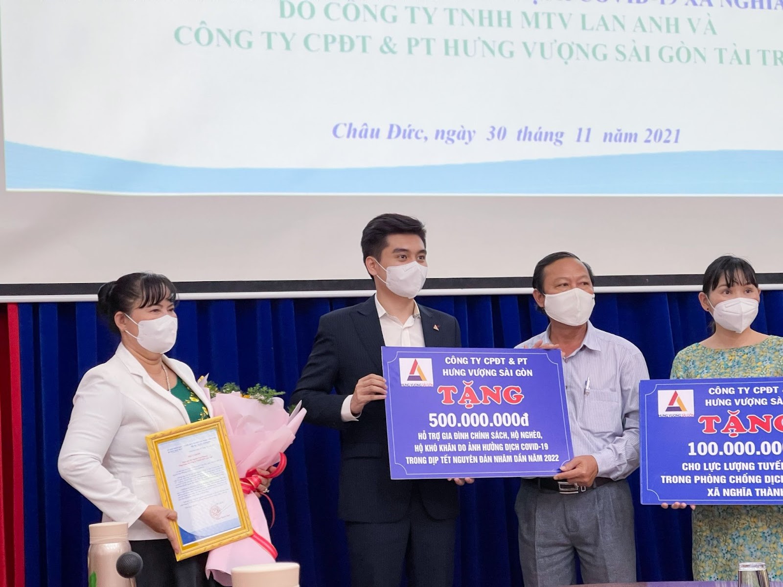 Đại diện Hưng Vượng Holdings, Ông Phạm Việt Anh trực tiếp trao tặng kinh phí hỗ trợ người dân Huyện Châu Đức.
