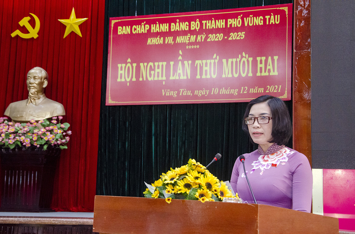 Bà Lê Thị Thanh Bình, Phó Bí thư Thường trực Thành ủy, Chủ tịch HĐND TP.Vũng Tàu Báo cáo tóm tắt tình hình thực hiện nhiệm vụ phát triển KT-XH, quốc phòng, an ninh, công tác xây dựng Đảng 2021 và phương hướng, nhiệm vụ năm 2022.
