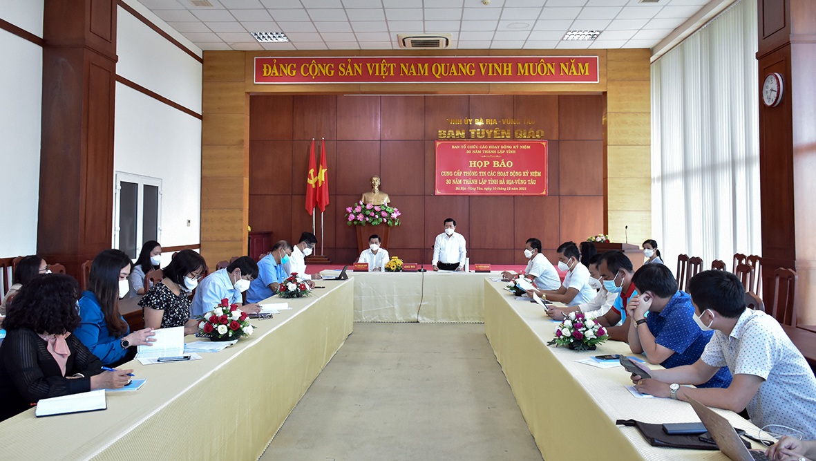 Quang cảnh cuộc họp báo.