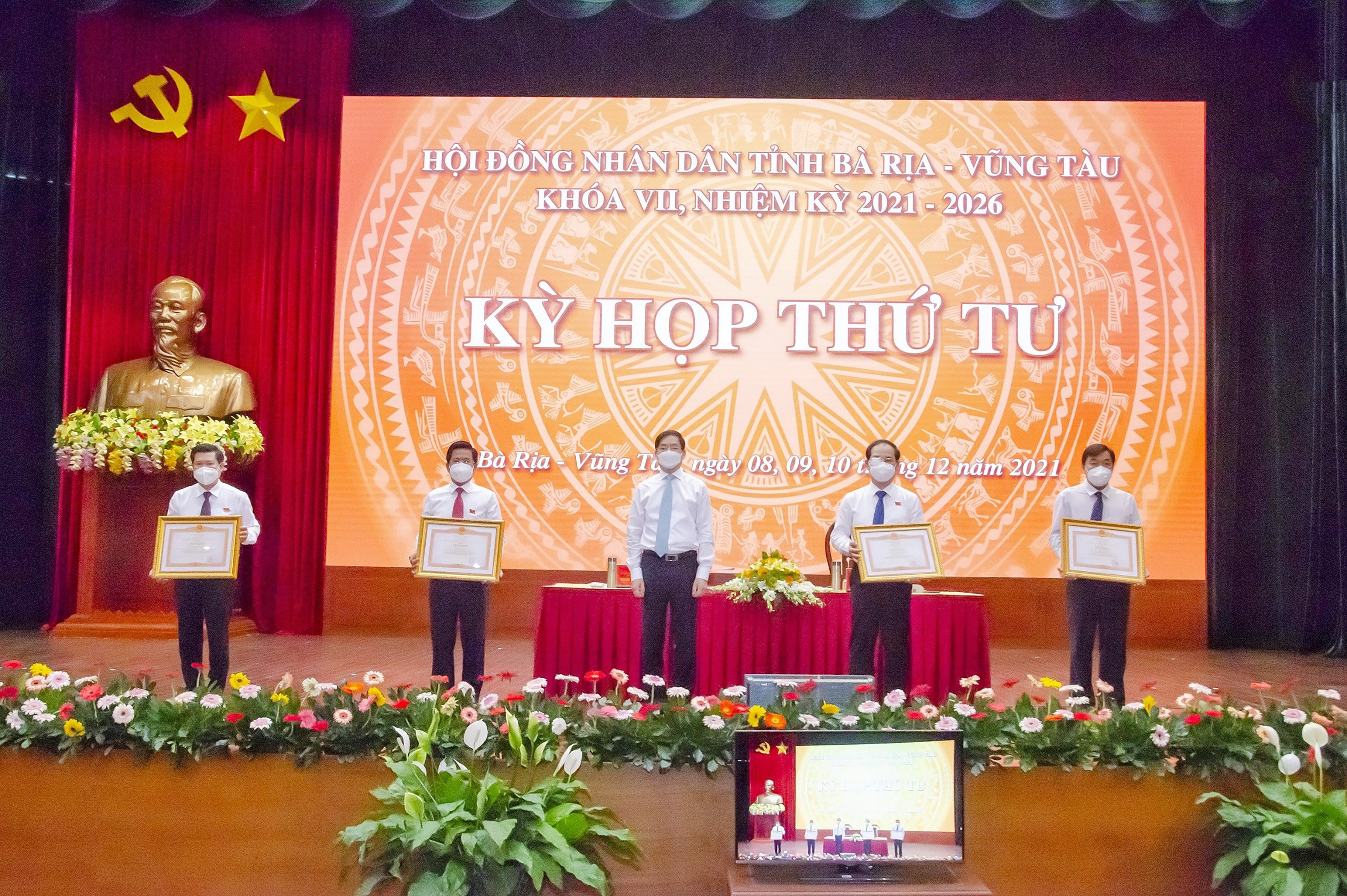 Ông Phạm Viết Thanh, Ủy viên Trung ương Đảng, Bí thư Tỉnh ủy, Chủ tịch HĐND tỉnh trao tặng Bằng khen của Thủ tướng Chính phủ cho các tập thể, cá nhân có thành tích xuất sắc trong công tác tổ chức bầu cử Đại biểu Quốc hội Khóa XV và đại biểu HĐND các cấp nhiệm kỳ 2021-2026. Ảnh: AN NHIÊN