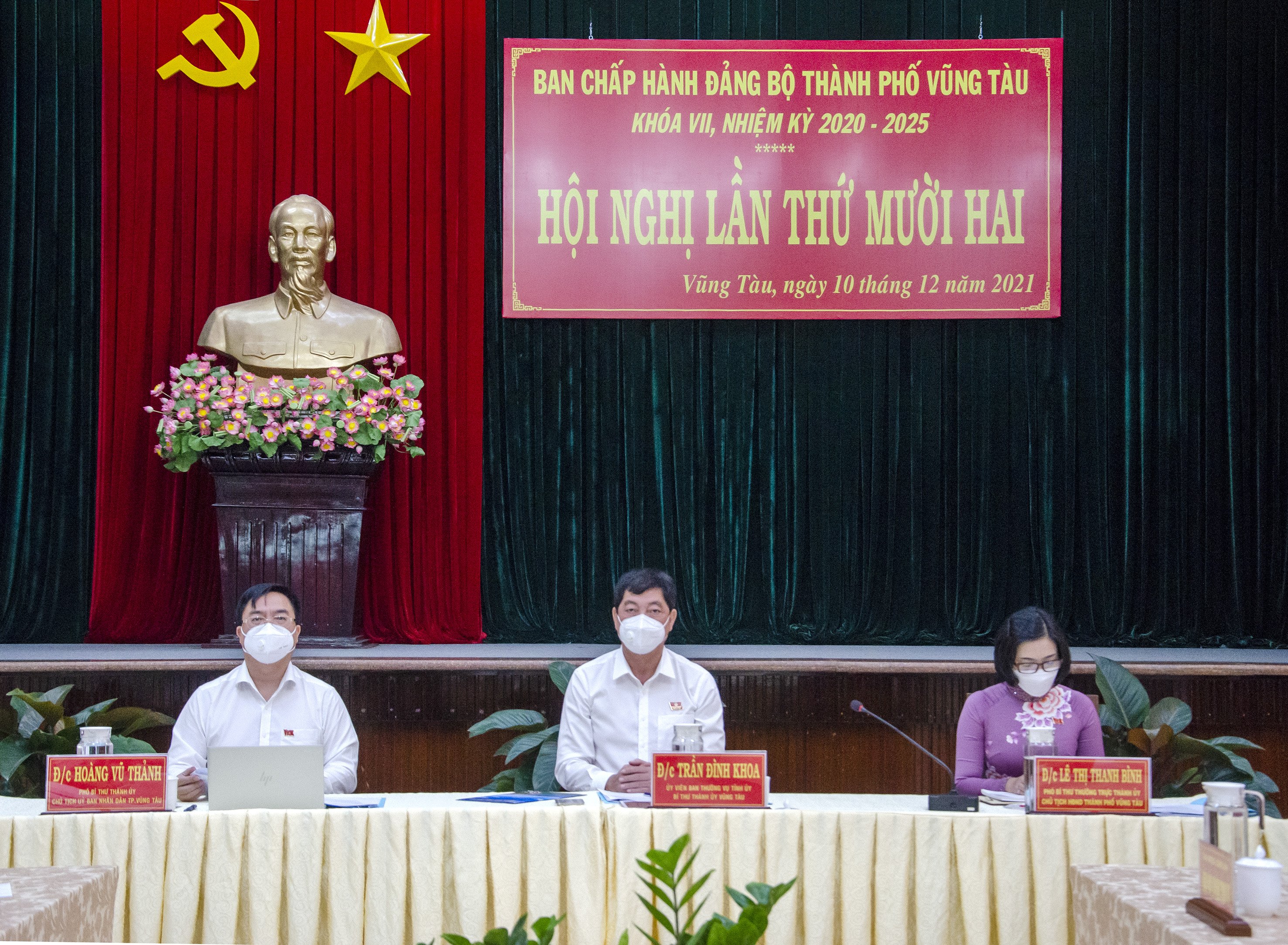 Ông Trần Đình Khoa, Ủy viên Ban Thưởng vụ Tỉnh ủy, Bí thư Thành ủy Vũng Tàu (thứ hai từ phải qua); bà Lê Thị Thanh Bình, Phó Bí thư Thường trực Thành ủy, Chủ tịch HĐND TP.Vũng Tàu; ông Hoàng Vũ Thảnh, Phó Bí thư Thành ủy, Chủ tịch UBND TP.Vũng Tàu, chủ trì Hội nghị.