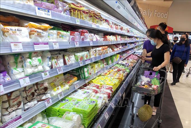 Hàng hóa tại siêu thị Aeon Long Biên, Hà Nội luôn dồi dào, sẵn sàng đáp ứng nhu cầu của người tiêu dùng. Ảnh minh họa: TTXVN