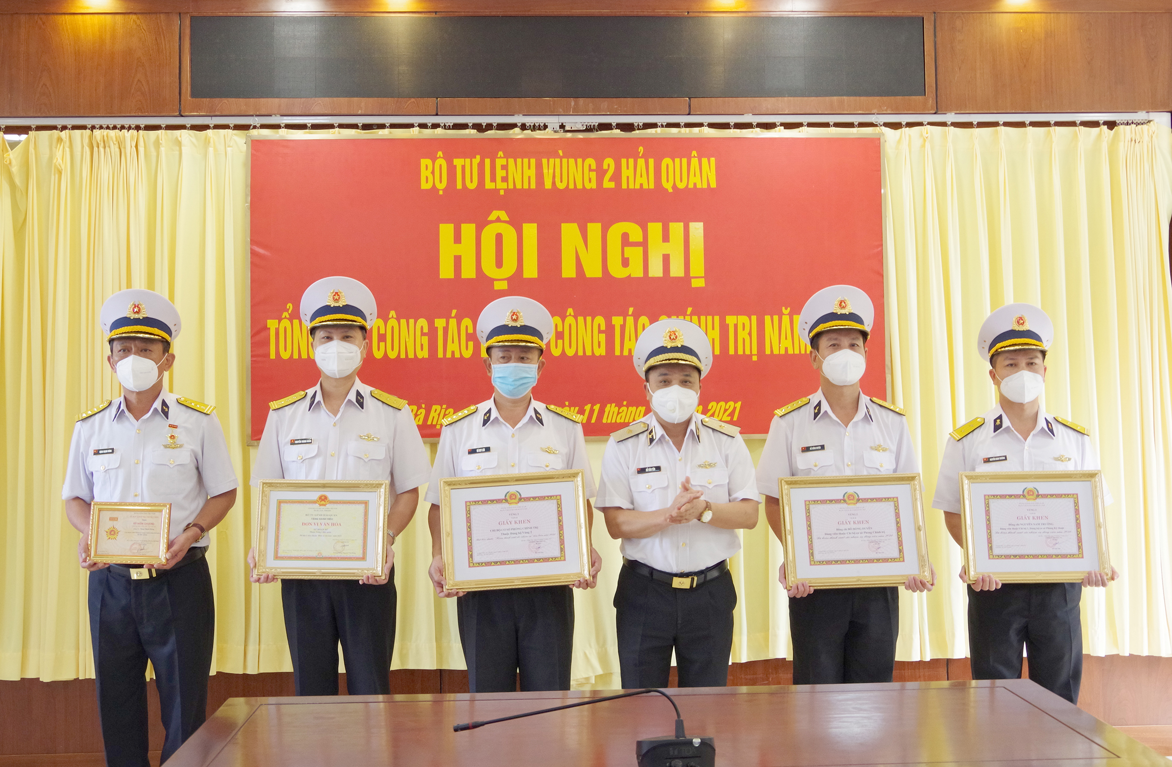  Chuấn Đô đốc Đỗ Văn Yên, Bí thư Đảng ủy, Chính ủy Vùng 2 Hải quân trao thưởng cho các tập thể và cá nhân có thành tích tốt trong hoạt động công tác Đảng, công tác chính trị năm 2021.