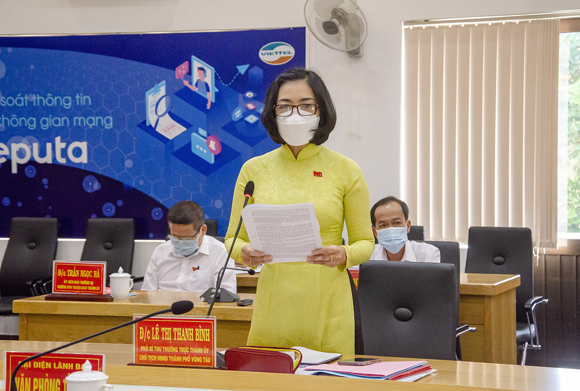 Bà Lê Thị Thanh Bình, Phó Bí thư Thường trực Thành ủy, Chủ tịch HĐND TP.Vũng Tàu trình bày dự thảo Báo cáo Kiểm điểm tập thể Ban Thường vụ Thành ủy Vũng Tàu năm 2021.