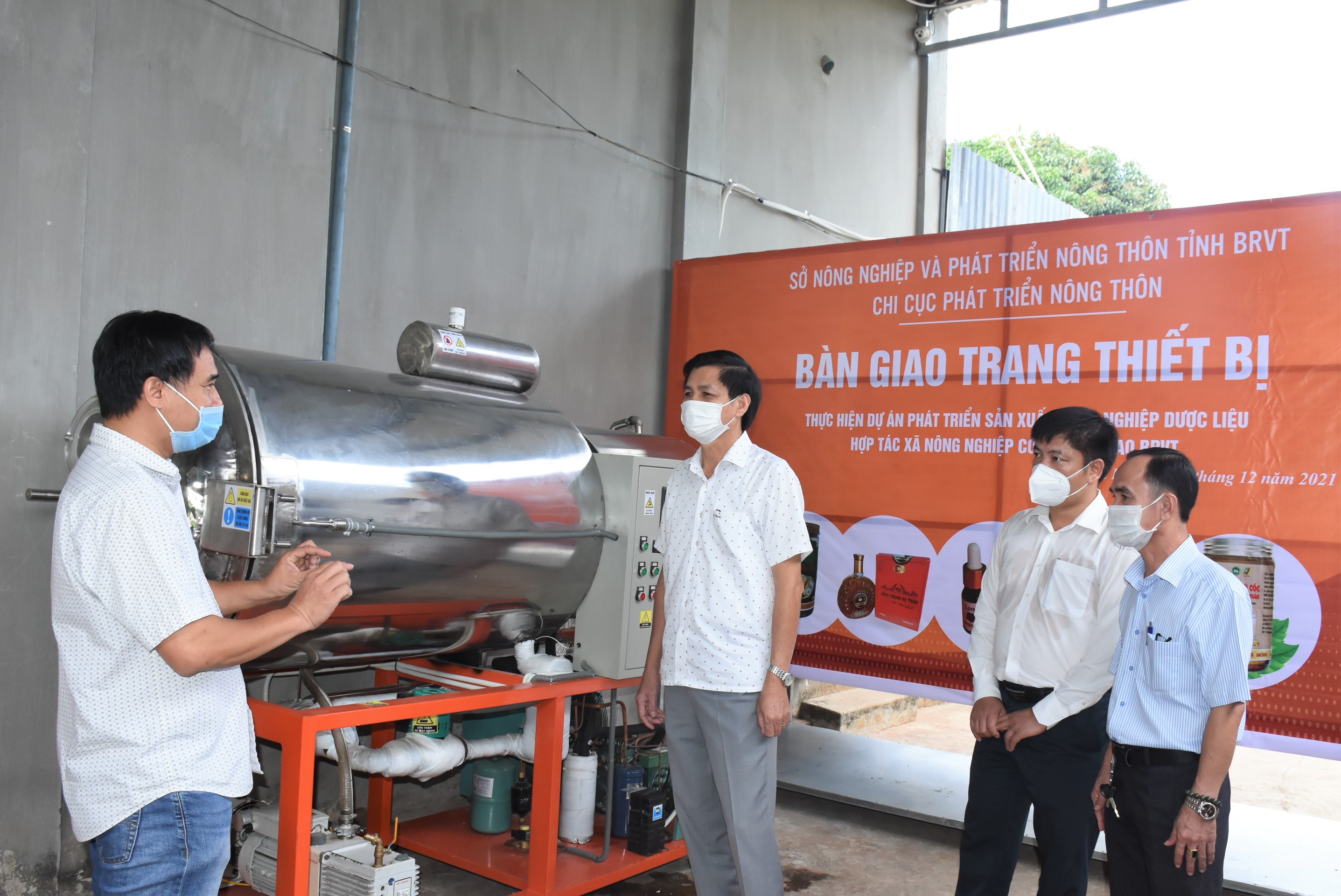 Ông Nguyễn Tiến Bảy (thứ 2 từ trái qua) bàn giao máy sấy thăng hoa cho HTX Nông nghiệp công nghệ cao BR-VT (huyện Châu Đức).