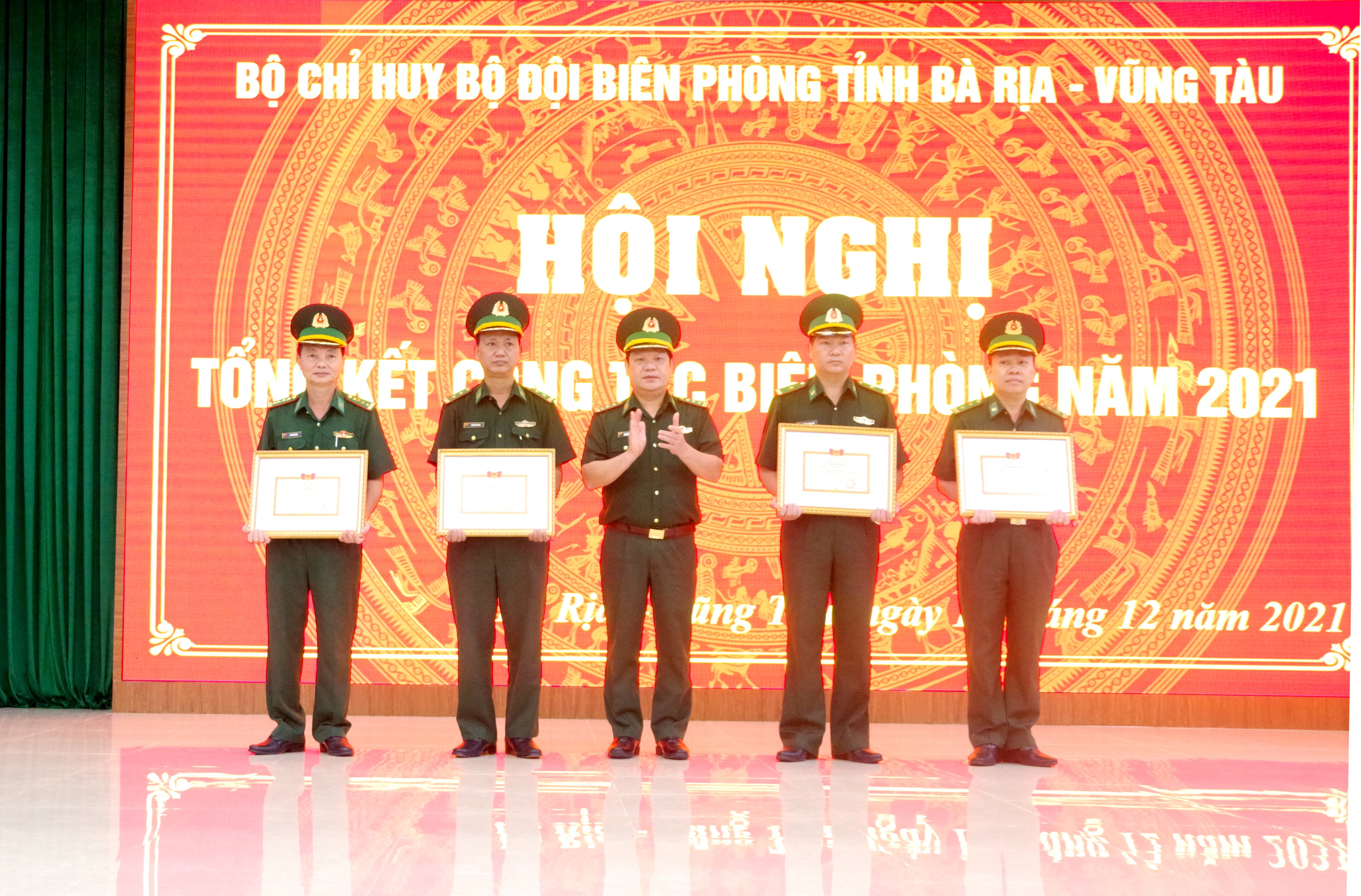 Thượng tá Nguyễn Hùng Sơn, Chỉ huy trưởng Bộ Chỉ huy BĐBP tỉnh trao danh hiệu Đơn vị Quyết thắng cho các tập thể.