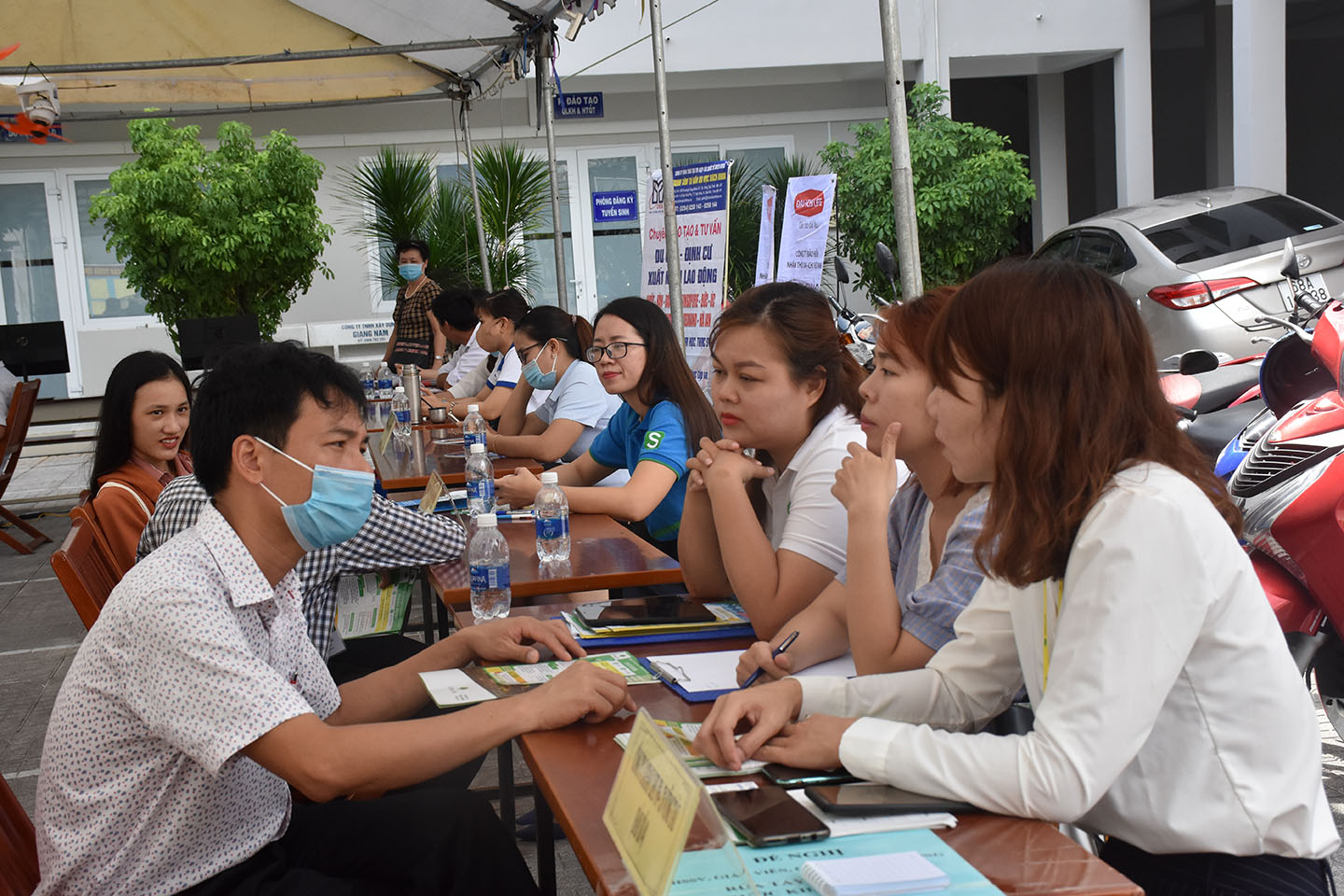 Người lao động được tư vấn việc làm tại Phiên giao dịch việc làm năm 2020.