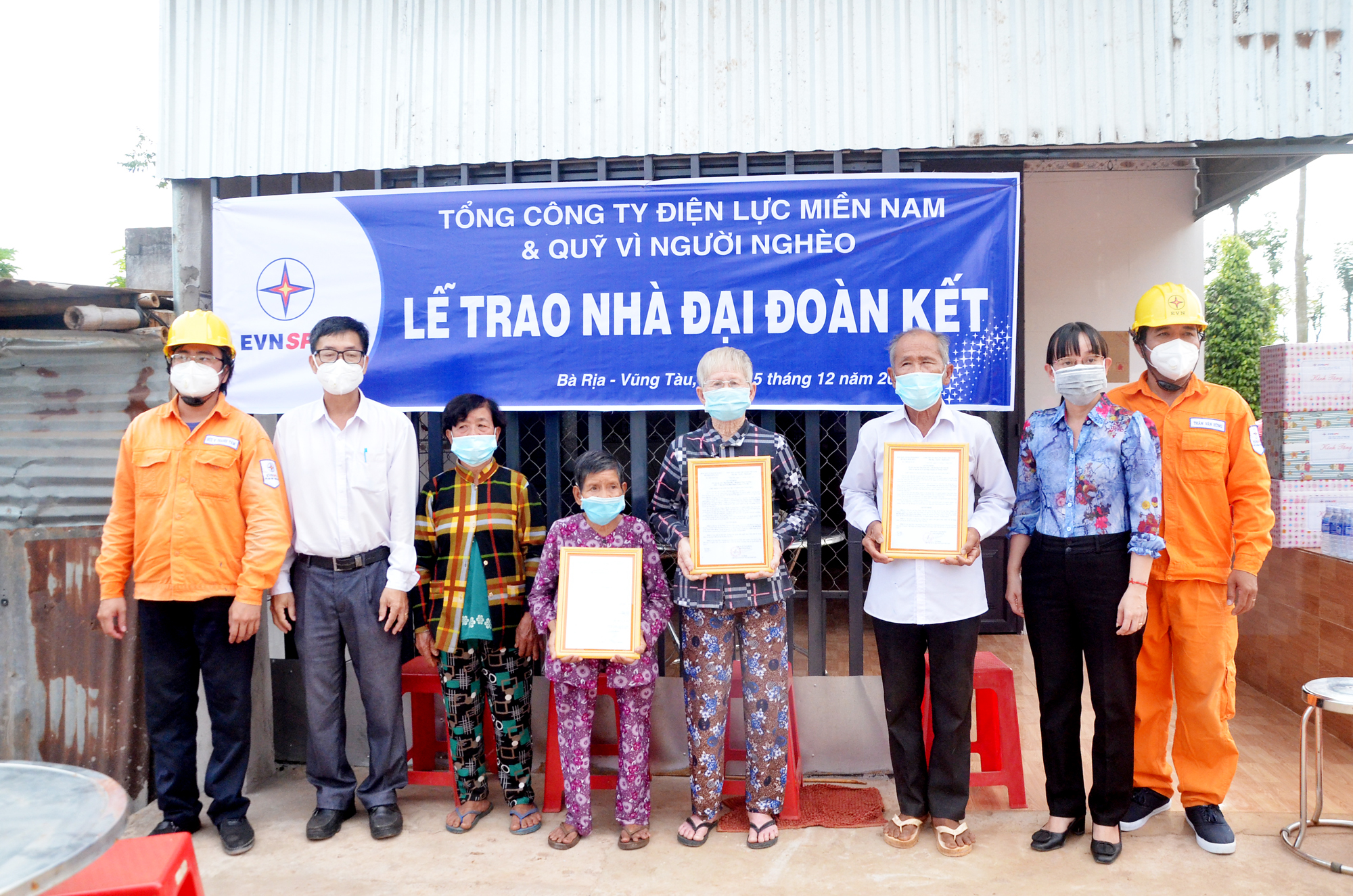 Thay mặt Tổng Công ty Điện lực miền Nam, ông Trần Quốc Hùng, Phó Giám đốc, Chủ tịch Công đoàn Công ty Điện lực BR-VT trao quyết định bàn giao nhà Đại Đoàn kết cho các hộ (từ phải sang): Trần Văn Bé (xã Quảng Thành), Trần Thị Lạc và Phan Thị Hoa (xã Đá Bạc), huyện Châu Đức.