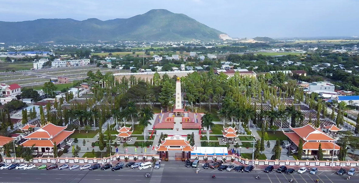 Nghĩa trang Liệt sĩ tỉnh có diện tích khuôn viên khoảng 4ha, là nơi yên nghỉ của 3.280 liệt sĩ.
