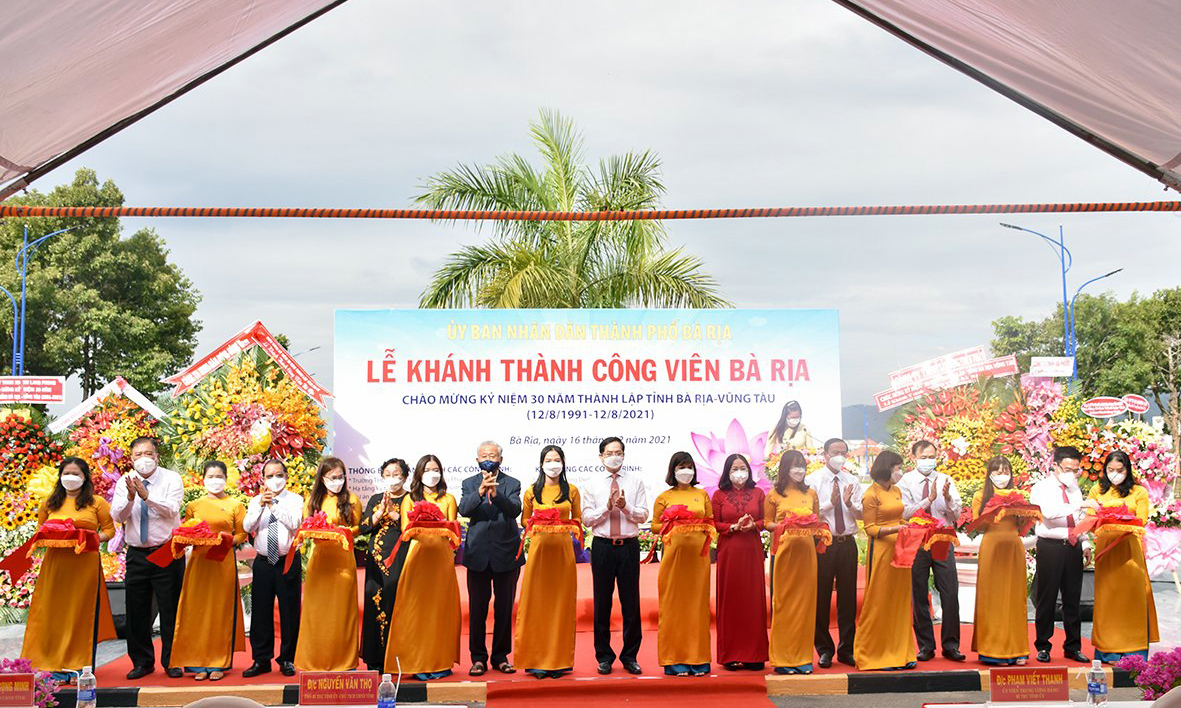 Các đại biểu thực hiện nghi thức cắt băng khánh thành Công viên Bà Rịa - giai đoạn 2.