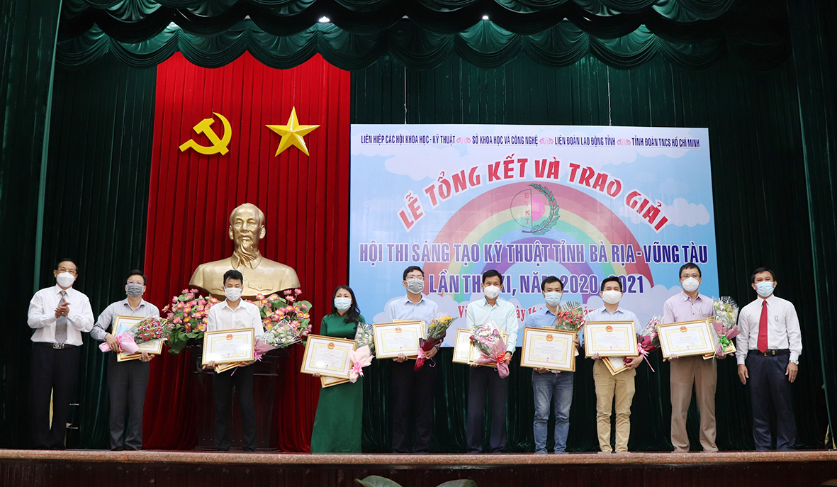 5 nhóm tác giả đạt giải Nhất Hội thi Sáng tạo kỹ thuật lần thứ XI năm 2020-2021 được nhận Bằng khen của UBND tỉnh.