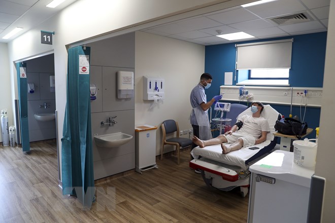 Bệnh nhân COVID-19 được điều trị tại bệnh viện ở London (Anh).