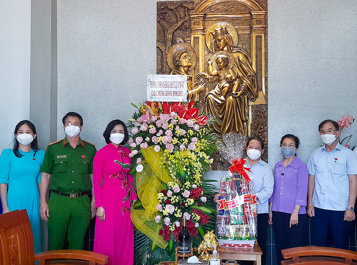Bà Lê Thị Thanh Bình, Phó Bí thư Thường trực Thành ủy, Chủ tịch HĐND TP.Vũng Tàu (thứ ba từ trái qua) thăm, chúc mừng và tặng quà Cộng đoàn Dòng Đa Minh Rosalima (phường Rạch Dừa) nhân dịp lễ Giáng sinh 2021.
