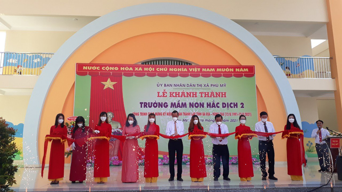 Lãnh đạo Sở GD-ĐT và UBND TX. Phú Mỹ cắt băng khánh thành Trường MN Hắc Dịch 2.