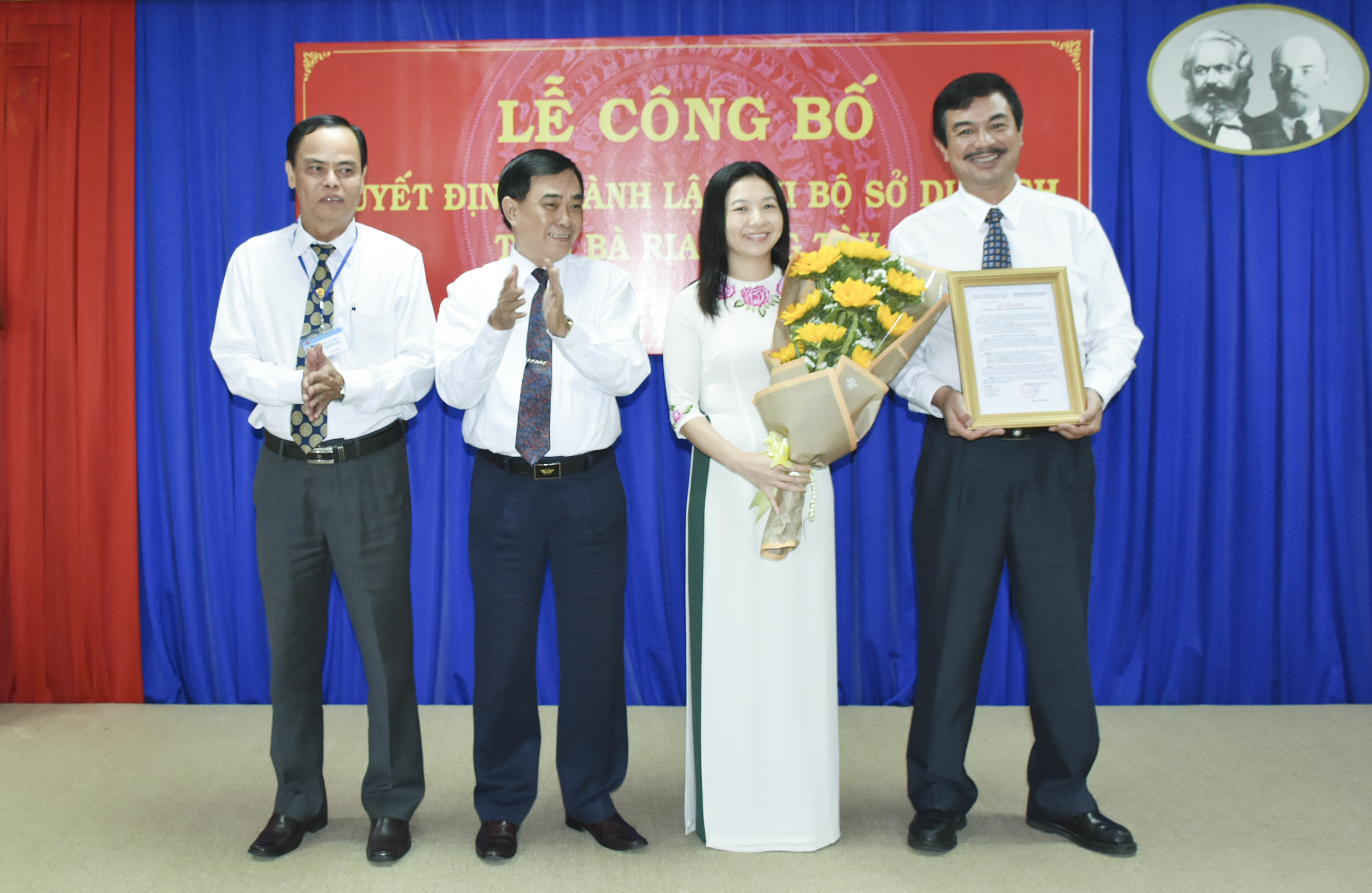 Ông Đinh Văn Hùng, Bí thư Đảng ủy khối Cơ quan tỉnh, trao Quyết định thành lập Chi bộ cơ sở Sở Du lịch trực thuộc Đảng bộ khối Cơ quan tỉnh, năm 2017.