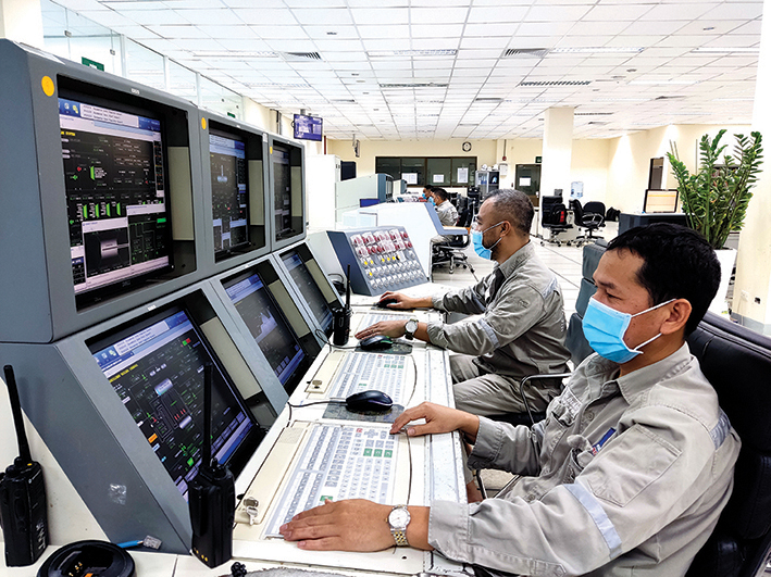 Các kỹ sư làm việc tại Phòng điều khiển trung tâm - Nhà máy Đạm Phú Mỹ.