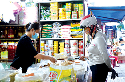 Người dân mua sắm tại chợ Bà Rịa.