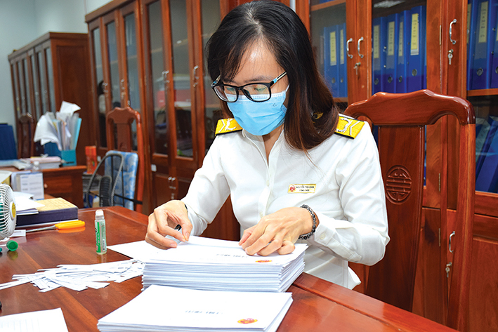 Nhằm đánh giá mức độ hài lòng của NNT về chất lượng giải quyết thủ tục hành chính, dịch vụ công lĩnh vực thuế, tháng 8/2021, Cục Thuế tỉnh đã gửi phiếu khảo sát đến NNT để lấy ý kiến đóng góp.  Trong ảnh: Công chức Cục Thuế gửi phiếu khảo sát đến DN.