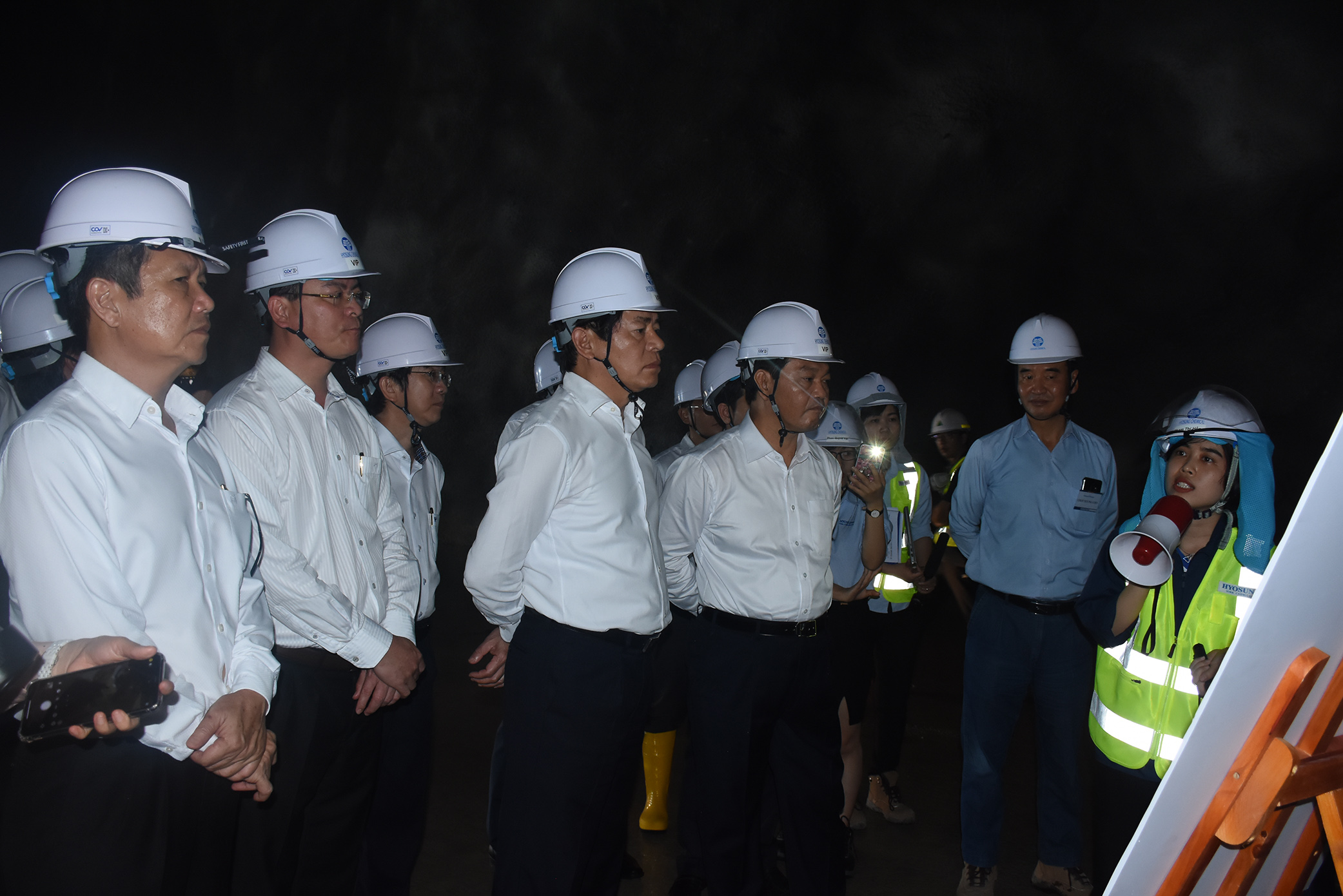 Đoàn công tác của Tỉnh ủy thăm kho ngầm chứa khí dầu mỏ hoá lỏng (LPG).