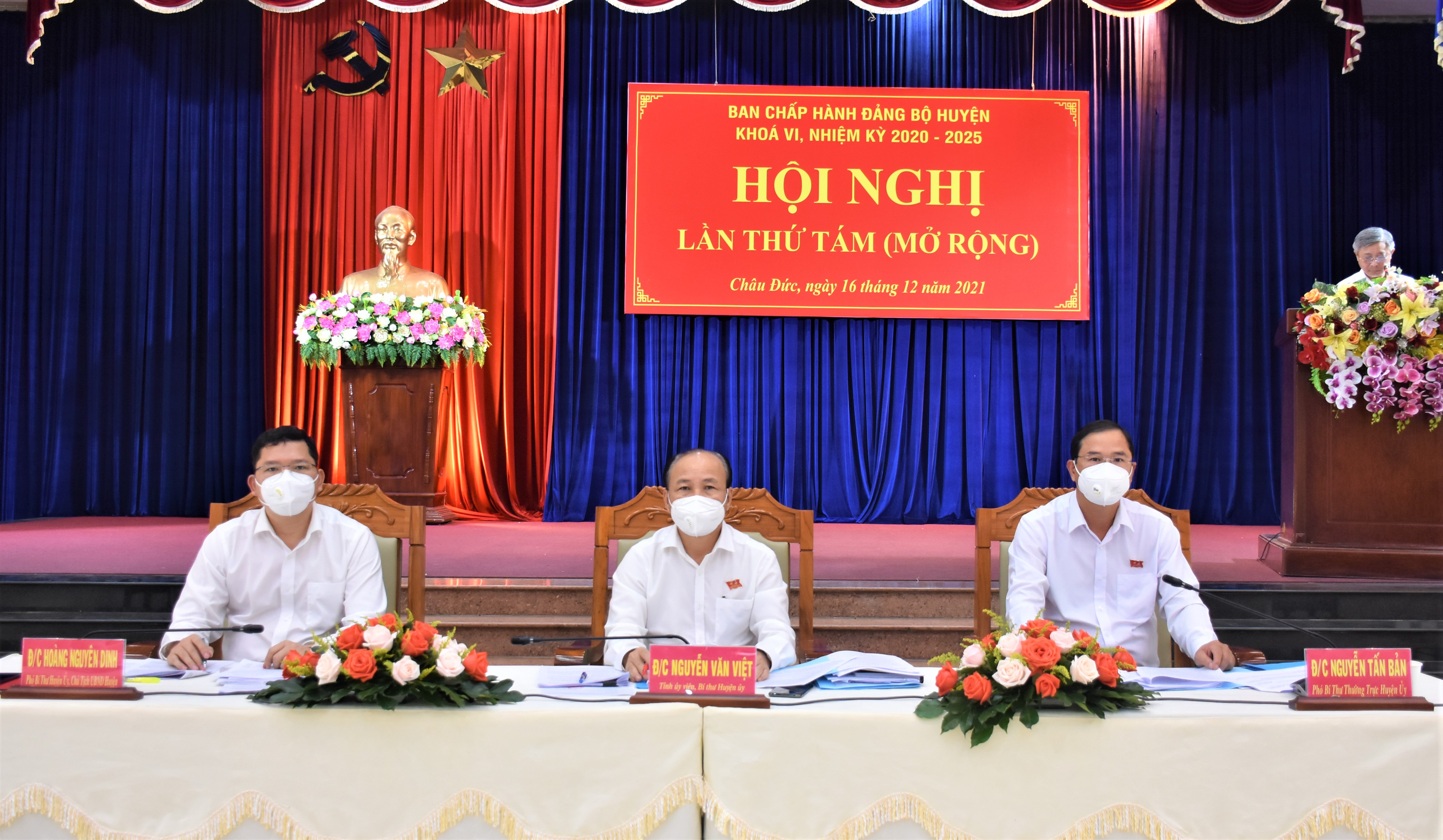 Các ông: Nguyễn Văn Việt, Bí thư Huyện ủy Châu Đức (giữa); Hoàng Nguyên Dinh, Chủ tịch UBND huyện (thứ nhất từ trái qua); Nguyễn Tấn Bản (thứ nhất từ phải qua), Phó Bí thư Thường trực Huyện ủy chủ trì Hội nghị.