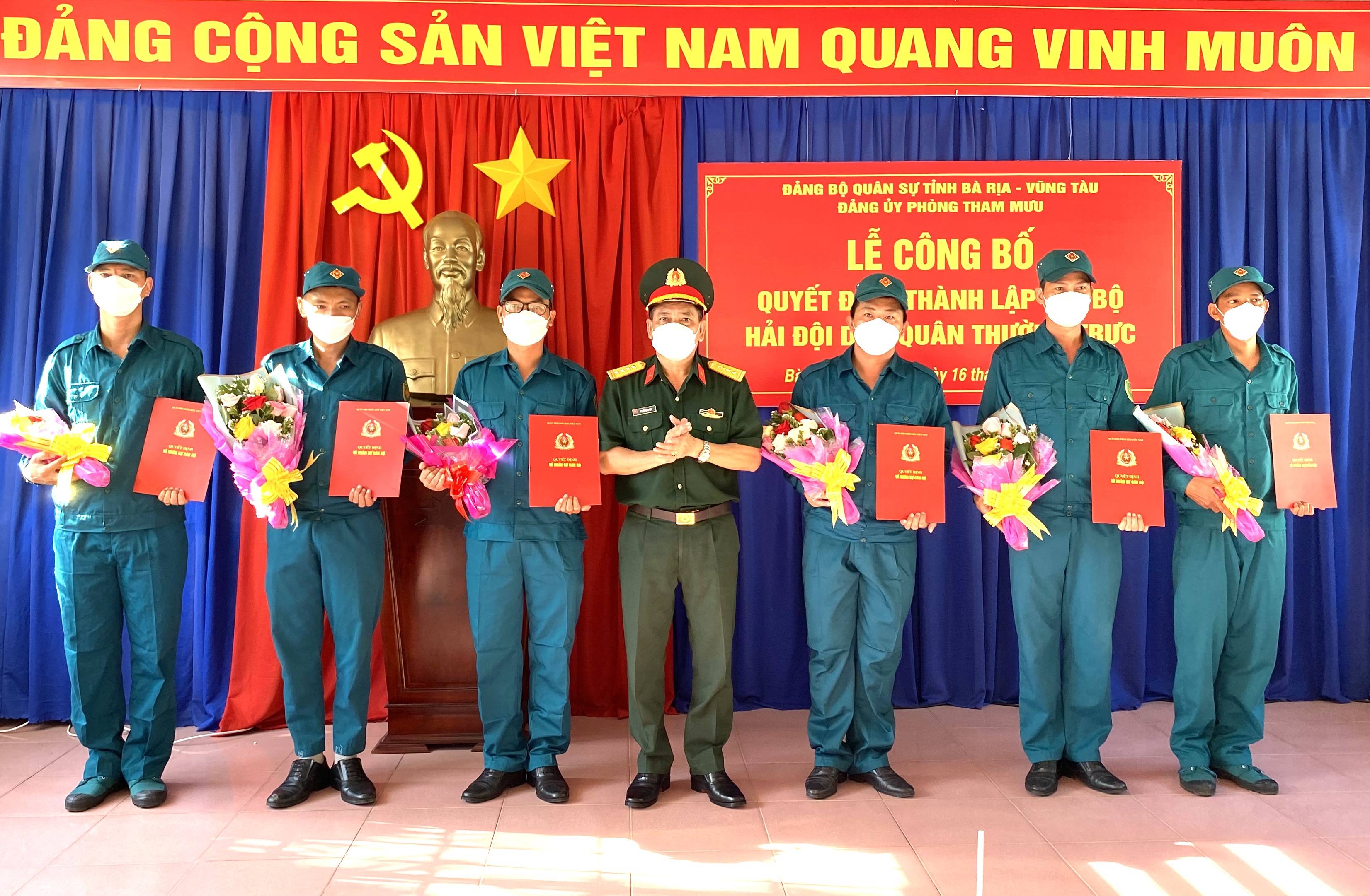 Đại tá Phạm Kinh Kha, Phó Chỉ huy trưởng, Tham mưu trưởng Bộ CHQS tỉnh trao quyết định thành lập Chi bộ, Bí thư và các đồng chí trong Chi uỷ.