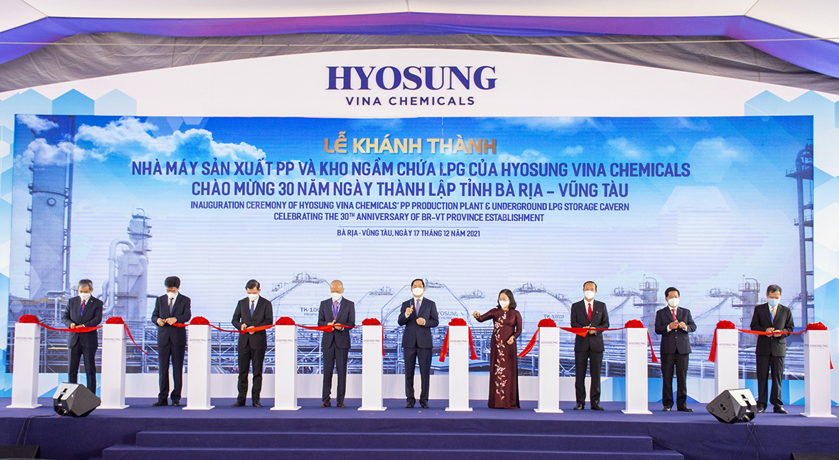 Lãnh đạo tỉnh BR-VT và tỉnh Đồng Nai cùng đại diện Công ty Hyosung Vina Chemicals, các đại biểu thực hiện nghi thức cắt băng khánh thành Nhà máy sản xuất PP và Kho ngầm chứa khí hóa lỏng LPG tại KCN Cái Mép (phường Tân Phước, TX.Phú Mỹ).