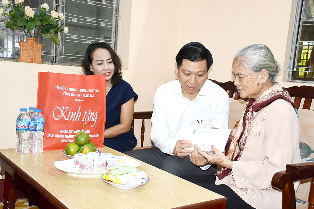 Ông Trần Văn Tuấn, Phó Chủ tịch UBND tỉnh thăm, tặng quà gia đình bà Nguyễn Thị Năm,  thân nhân ông Đỗ Anh Minh là lão thành cách mạng (phường 9, TP.Vũng Tàu).