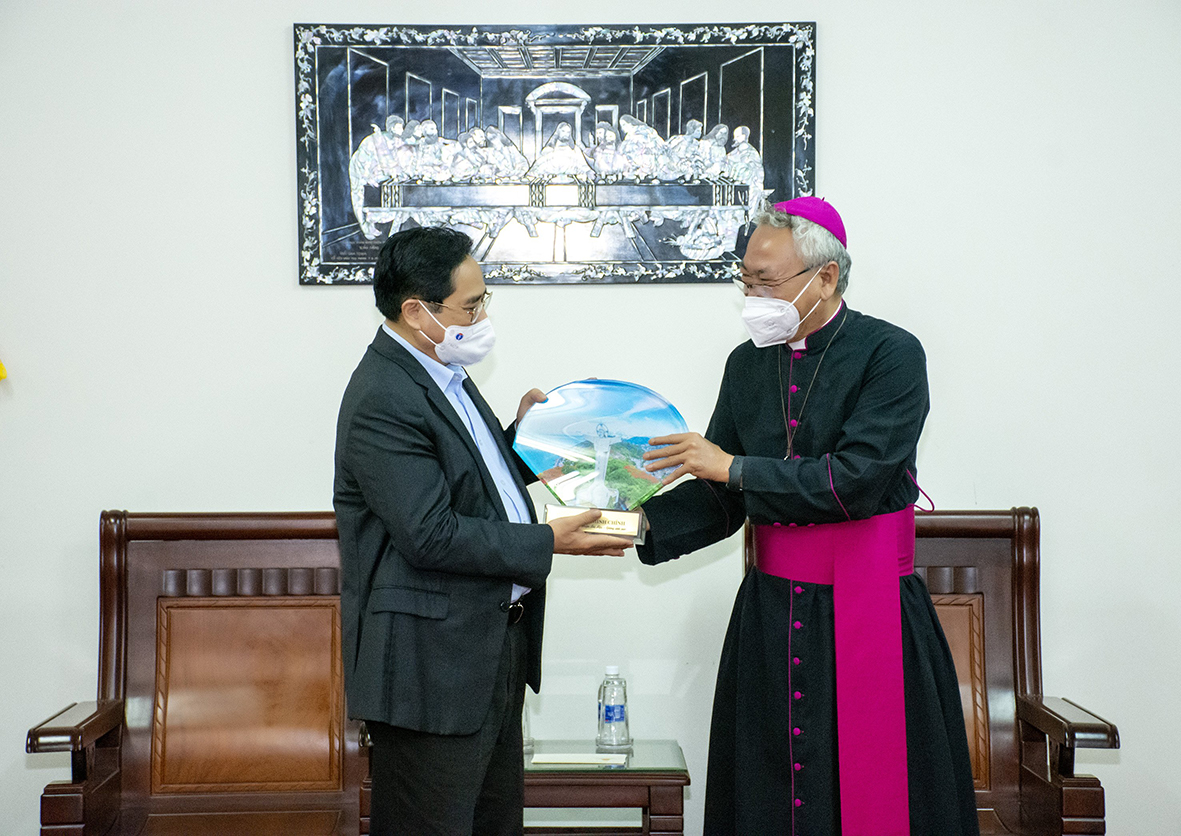 Giám mục Emmanuel Nguyễn Hồng Sơn, Giám mục Giáo phận Bà Rịa tặng Thủ tướng Chính phủ bức tranh đá.