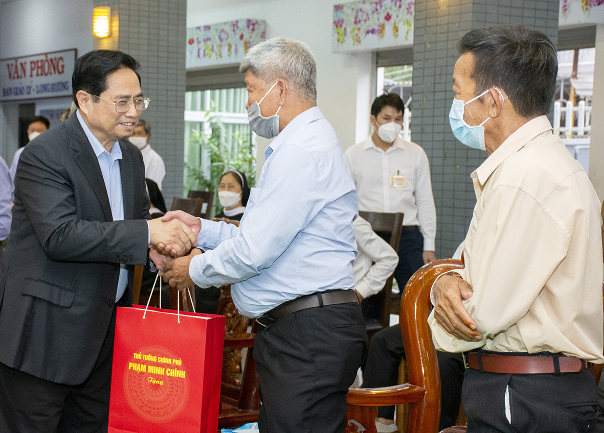 Thủ tướng Chính phủ Phạm Minh Chính tặng quà hộ gia đình giáo dân tiêu biểu và hộ nghèo tại Giáo xứ Long Hương.