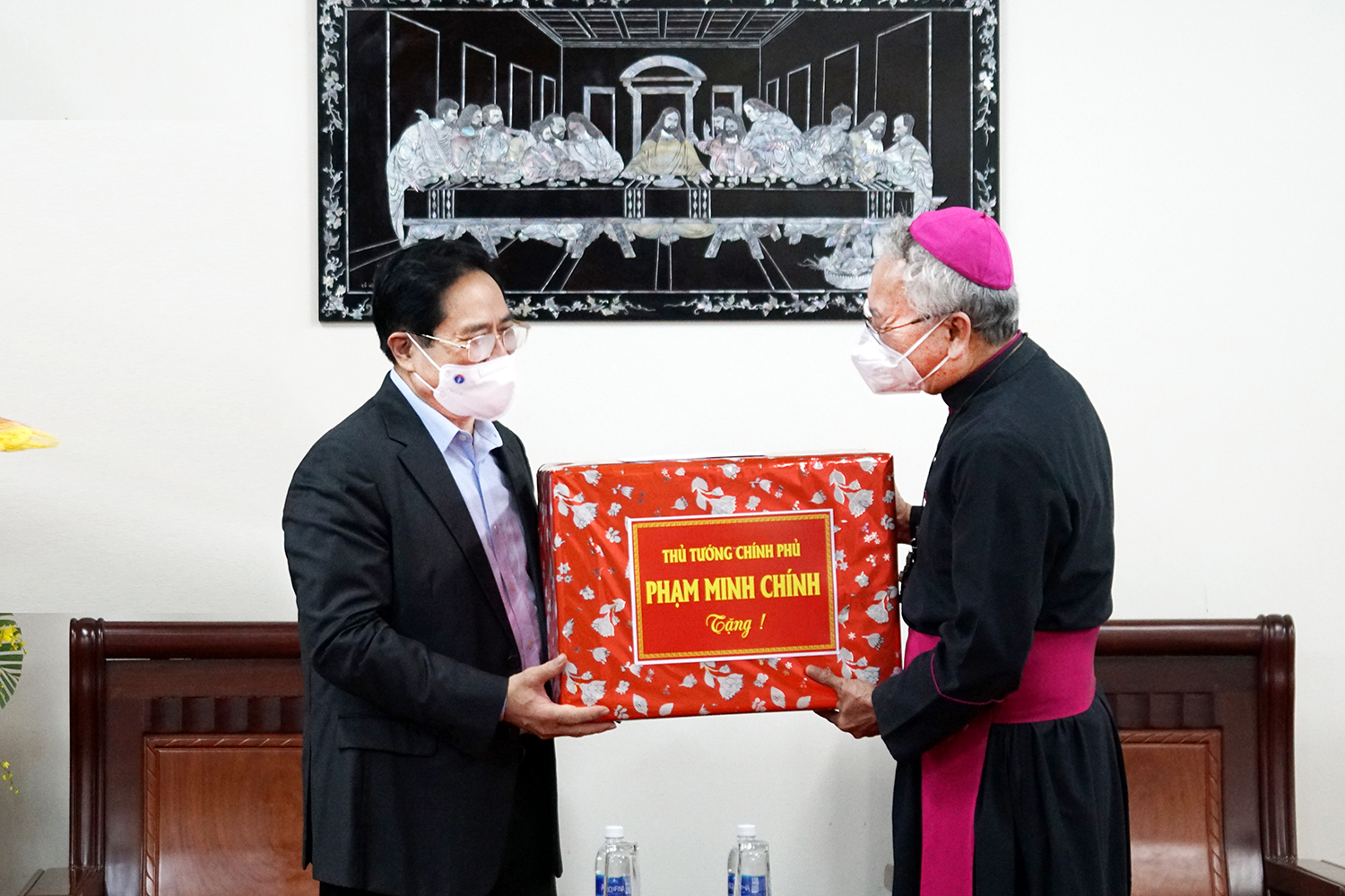 Thủ tướng Chính phủ Phạm Minh Chính trao quà chúc mừng Giáng sinh cho  Giám mục Chánh tòa Bà Rịa Emmanuel Nguyễn Hồng Sơn. 