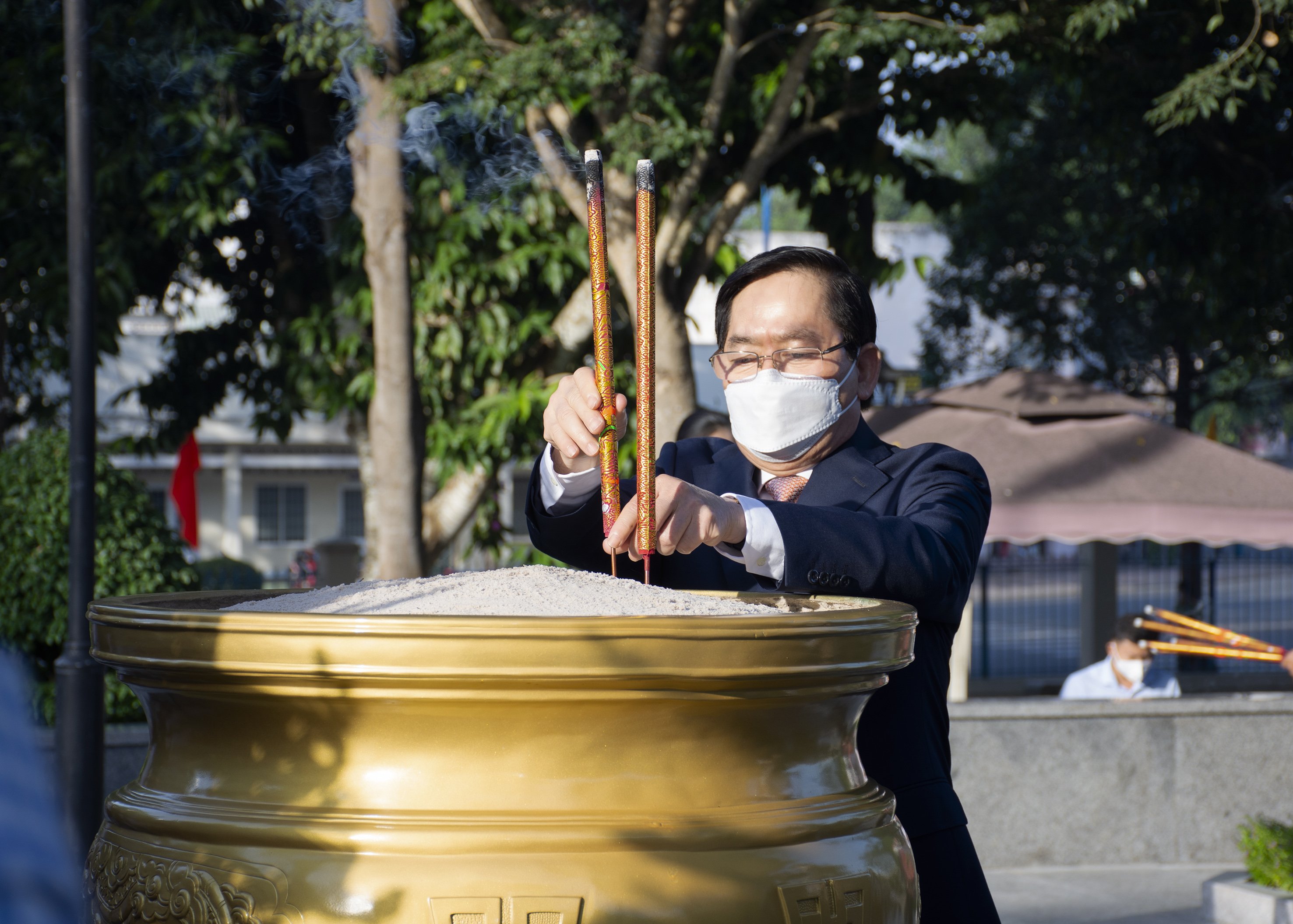 Ông Phạm Viết Thanh, Ủy viên Trung ương Đảng, Bí thư Tỉnh ủy, Chủ tịch HĐND tỉnh dâng hương viếng Nữ Anh hùng Liệt sĩ Võ Thị Sáu.
