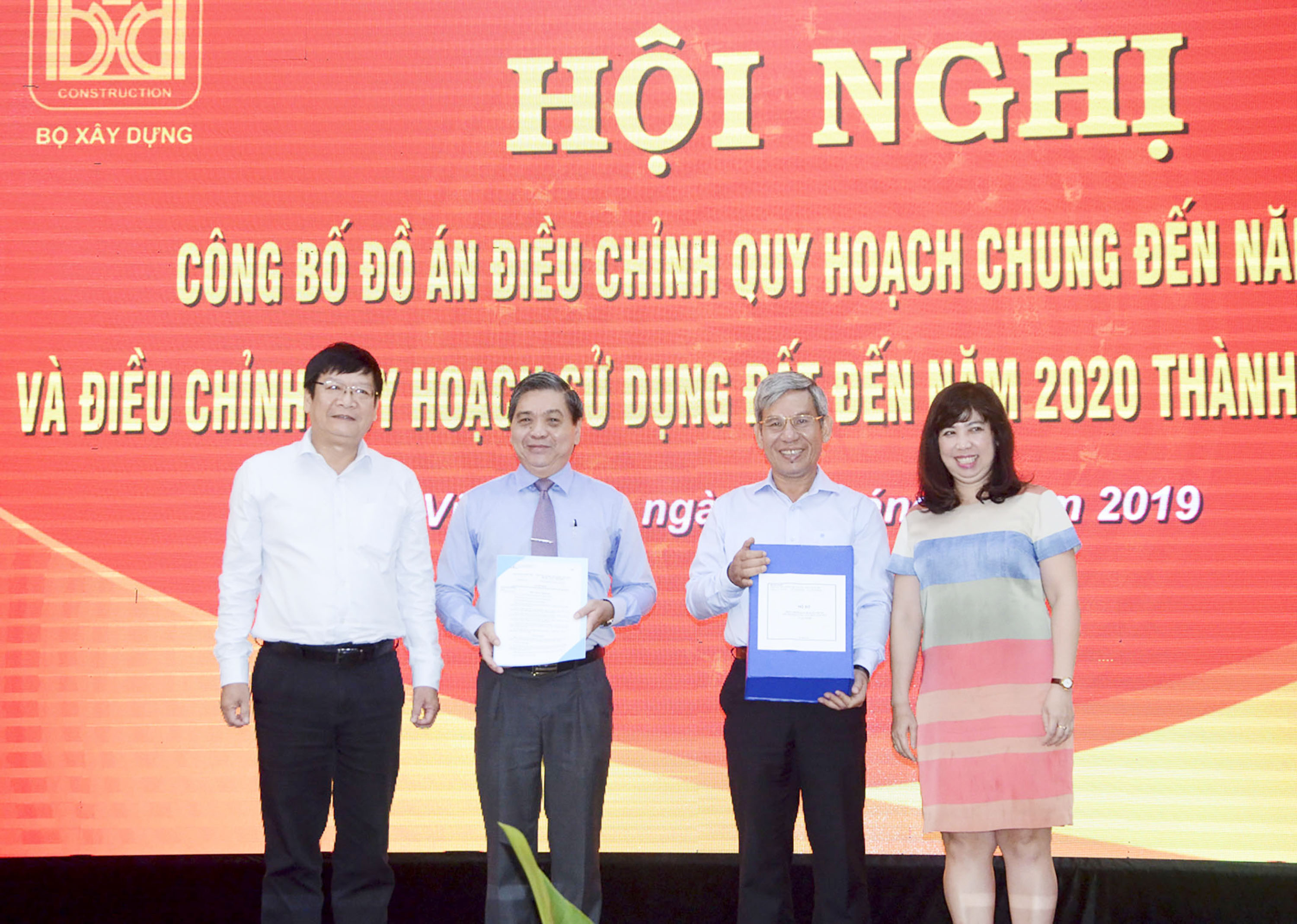 Thừa lệnh Thủ tướng Chính phủ, ông Dương Nghĩa (bìa trái), Phó Vụ trưởng Vụ Công nghiệp Văn phòng  Chính phủ và bà Trần Thu Hằng, Vụ trưởng Vụ Quy hoạch - Kiến trúc, Bộ Xây dựng trao Quyết định phê duyệt Đồ án điều chỉnh quy hoạch chung TP. Vũng Tàu đến năm 2035 cho UBND tỉnh.