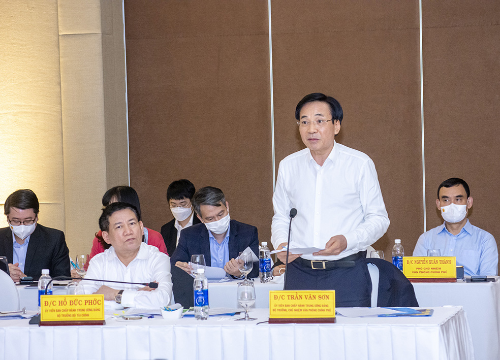Bộ trưởng Chủ nhiệm Văn Phòng Chính phủ Trần Văn Sơn trả lời 11 kiến nghị  của tỉnh BR-VT. Ảnh: MẠNH BẢO