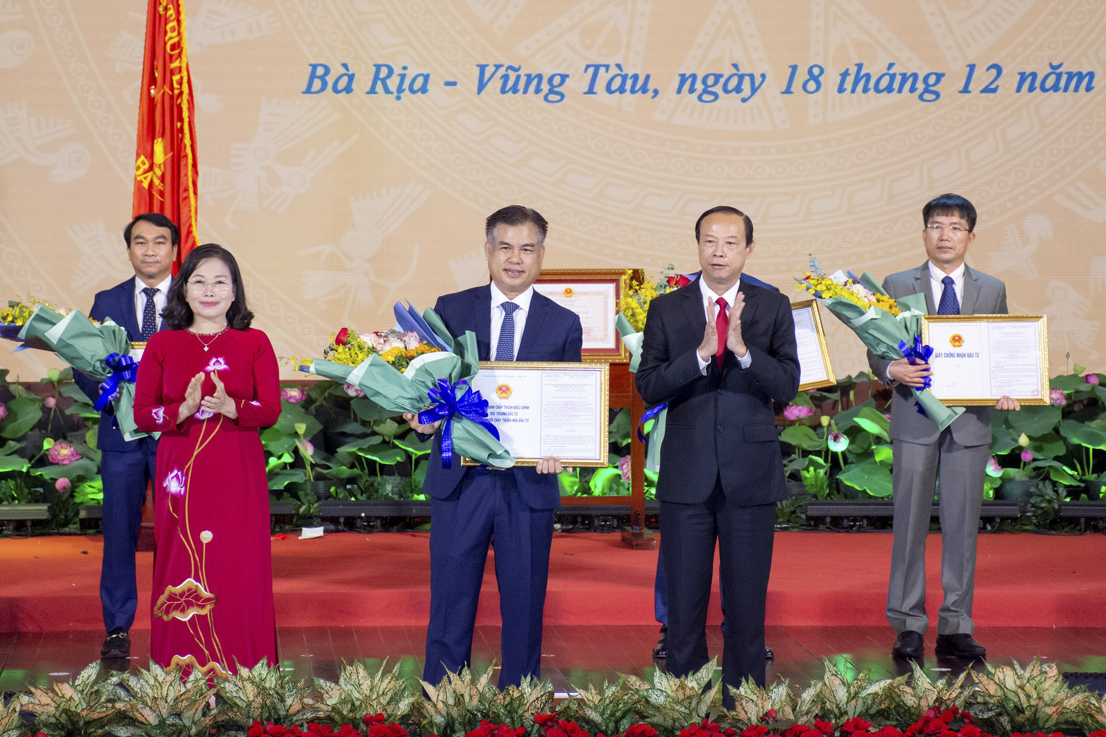 Bà Nguyễn Thị Yến, Phó Bí thư Thường trực Tỉnh ủy, Trưởng Đoàn ĐBQH tỉnh; ông Nguyễn Văn Thọ, Chủ tịch UBND tỉnh trao Giấy chứng nhận đăng ký đầu tư Dự án Khu phức hợp Cap Saint Jacques của Tổng Công ty CP Đầu tư Phát triển Xây dựng.