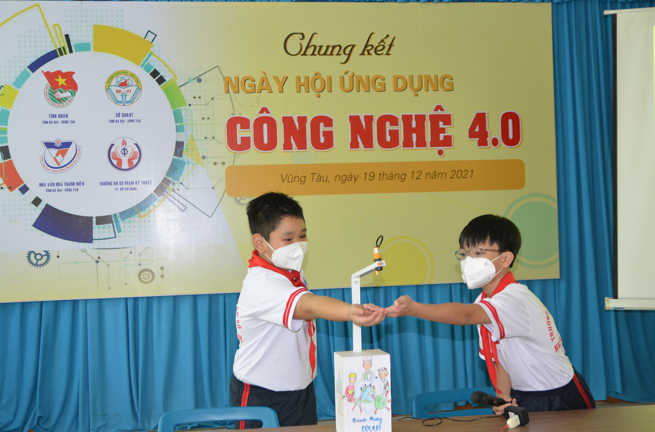 Nhóm thí sinh Đỗ Gia Khiêm-Hoàng Minh Phong  chạy thử mô hình sản phẩm “Máy rửa tay sát khuẩn tự động” tại Ngày hội.