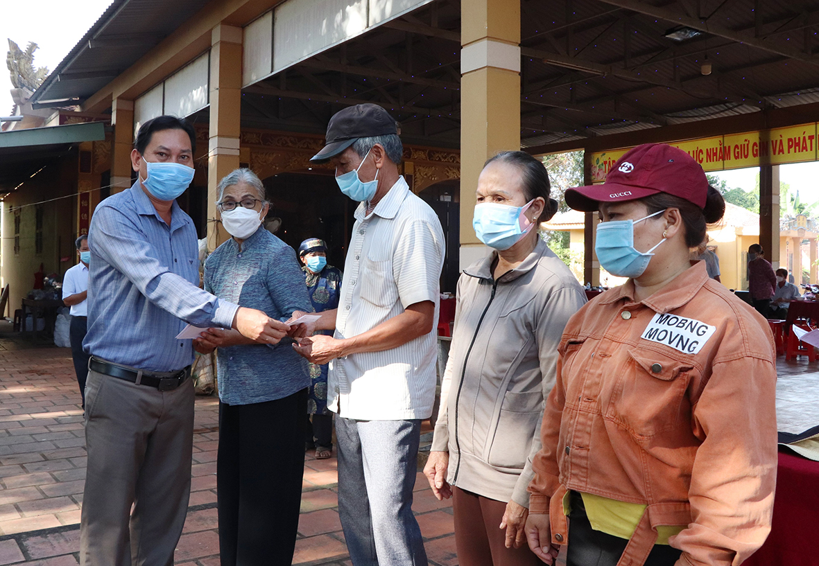 Ông Nguyễn Văn Tươi, Chủ tịch UBND xã Xuyên Mộc (huyện Xuyên Mộc) tặng quà cho hộ nghèo trên địa bàn xã tại Lễ hội Kỳ Yên.