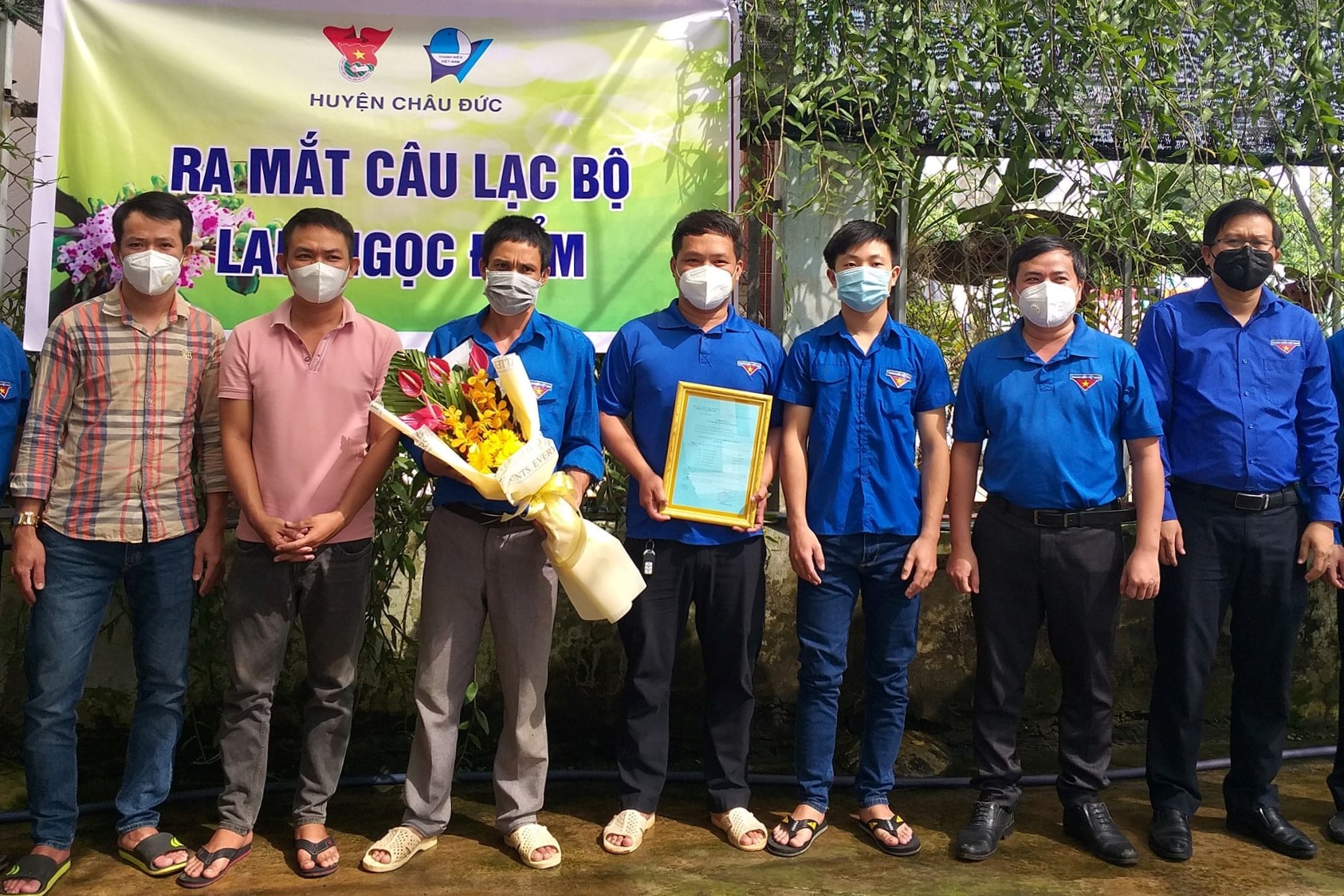 Các thành viên tham gia CLB trồng lan ngọc điểm của xã Láng Lớn tại lễ ra mắt.