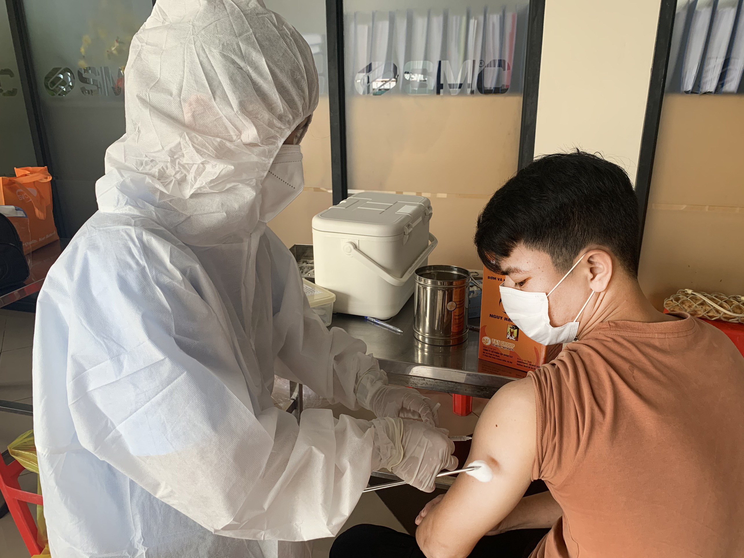 Kỳ vọng của các cơ quan chức năng là các Trạm Y tế lưu động còn hỗ trợ việc tiêm vắc xin cho các công nhân tại kCN. Trong ảnh: Tiêm vắc xin cho người lao động tại Công ty TNHH  thép SMC.