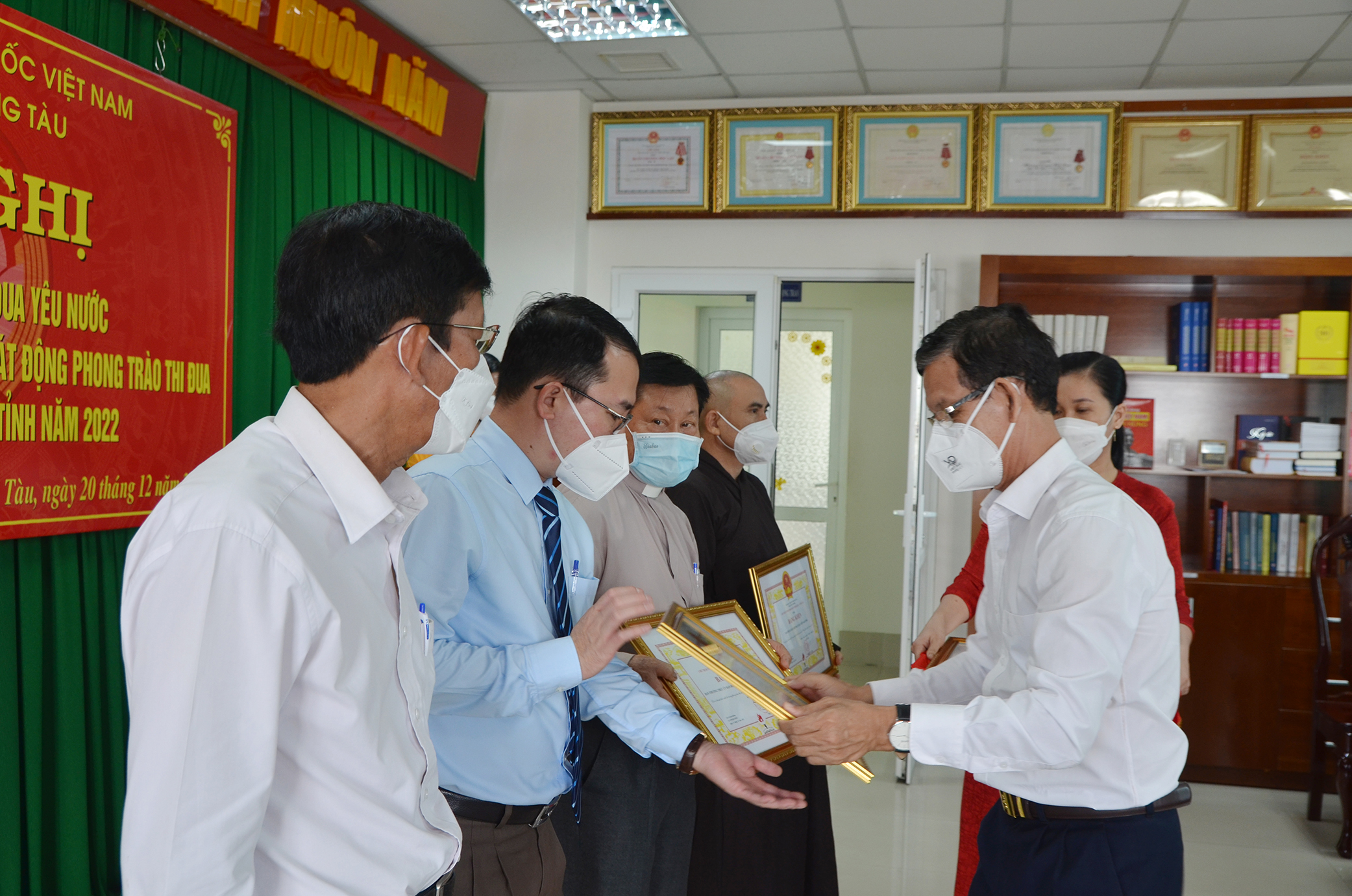 Ông Nguyễn Văn Lợi, Phó Trưởng Ban Dân vận Tỉnh ủy thừa ủy quyền Chủ tịch UBND tỉnh trao Bằng khen của UBND tỉnh cho các tập thể có thành tích xuất sắc trong phong trào  thi đua yêu nước “Sống tốt đời, đẹp đạo” năm 2021.