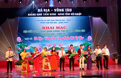 Bà Nguyễn Thị Ánh Hồng, Phó Giám đốc Sở VH-TT tặng hoa 9 đội tham gia Hội diễn NTQC.